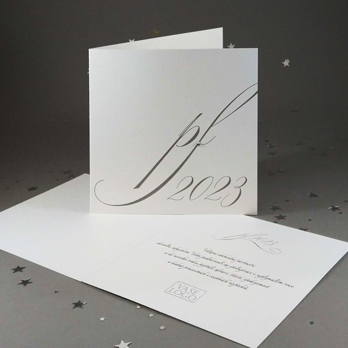 Novoroční–vánoční přání s elegantním motivem pf2024 s ledovým krystalem. Otevírací, formát 140 × 140 mm, digitální tisk, bílý perleťový papír se zlatavým odleskem.