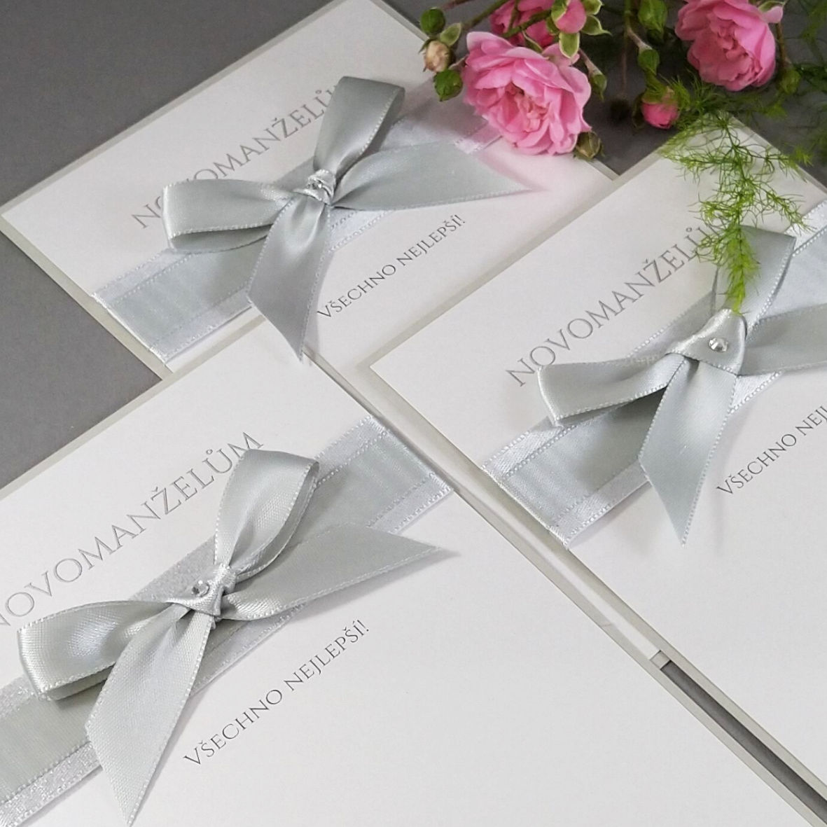 Blahopřání k svatbě – kašírovaná karta s atlasovými stuhami, barva šedá + stříbrná.