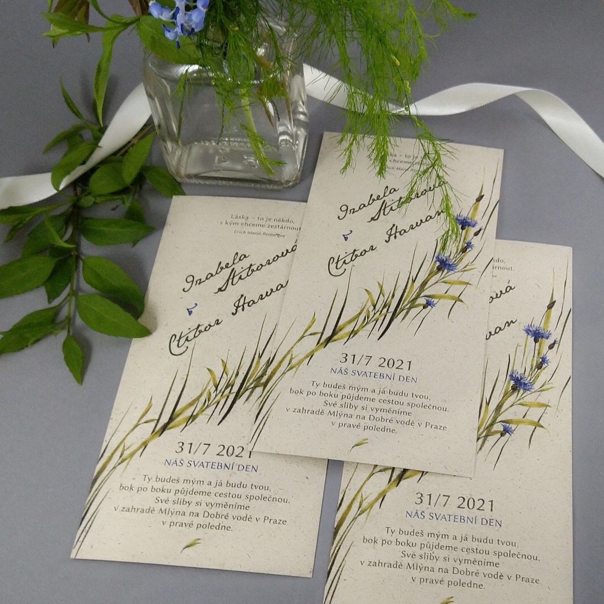 Svatební oznámení – DL karta z papíru s příměsí suché trávy s lučním motivem.