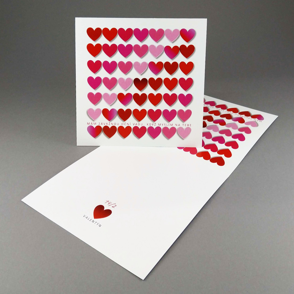 Valentýnka s blokem 7x7 srdcí doplněným textem "mám závažnou oční vadu, když myslím na tebe".