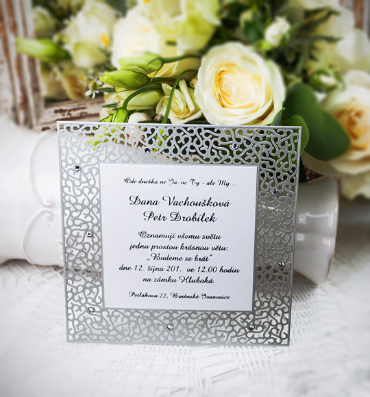 Svatební oznámení –  karta s laserovanou krajkovou bordurou a kamínky.