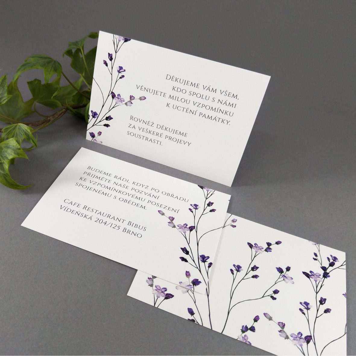 Pozvánka, informační karta – s motivem drobných fialových květů, formát 100 × 70 mm, oboustranná