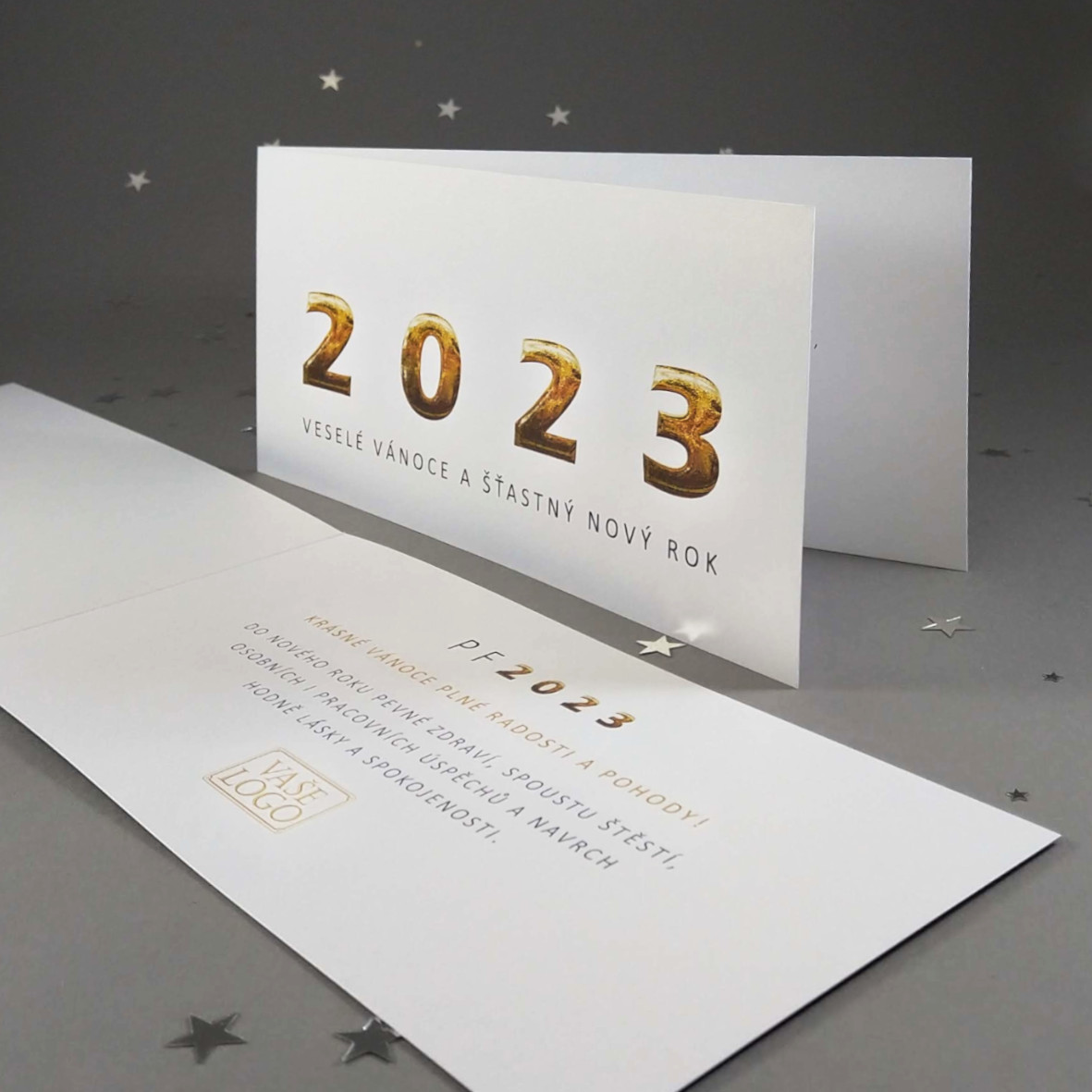 Novoroční přání s motivem zlatého letopočtu. Otevírací, formát 200 × 100 mm, digitální tisk, bílý perleťový papír se zlatavým odleskem.