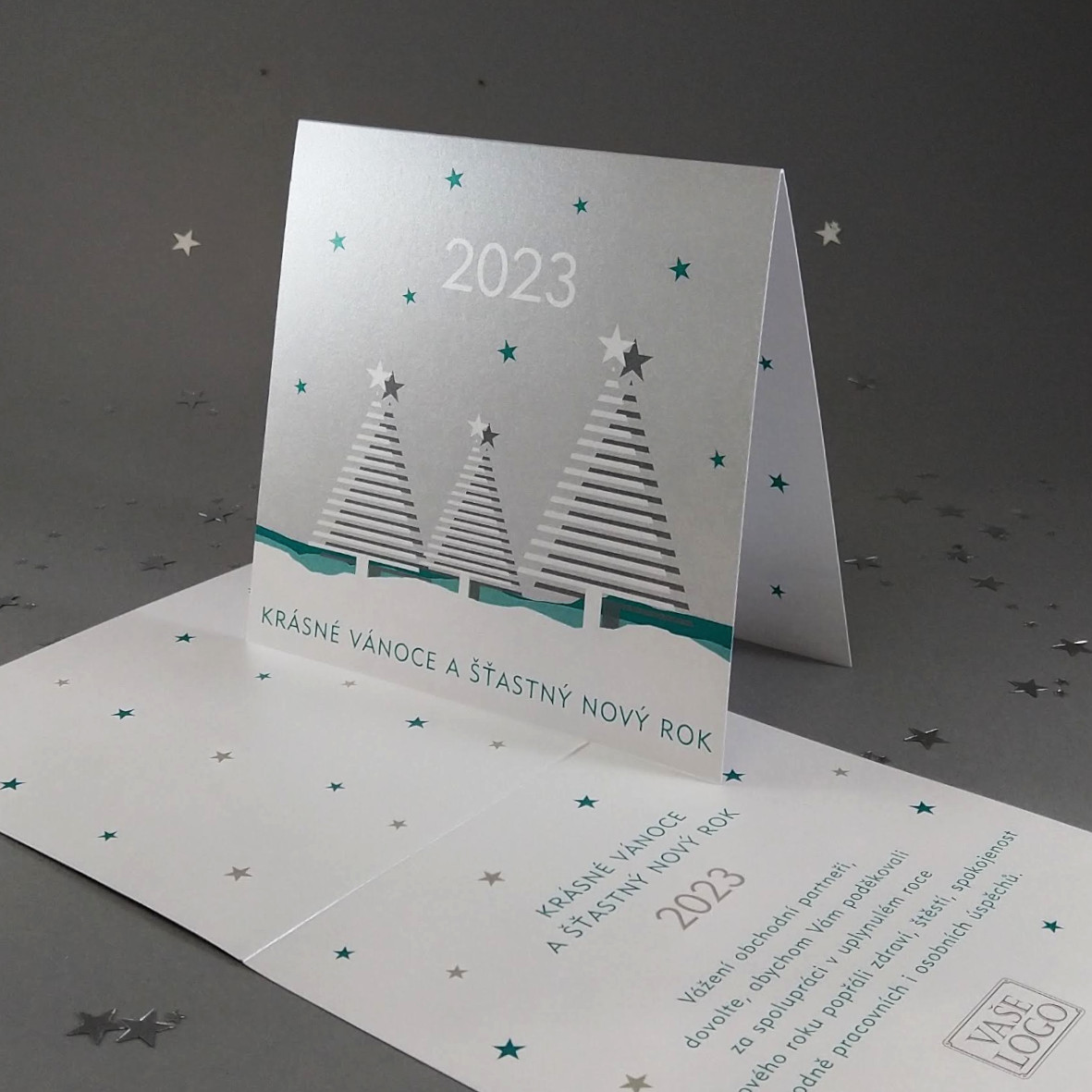Novoroční přání s motivem stylizované zimní krajinky. Otevírací, formát 140 × 140 mm, digitální tisk, bílý perleťový papír.