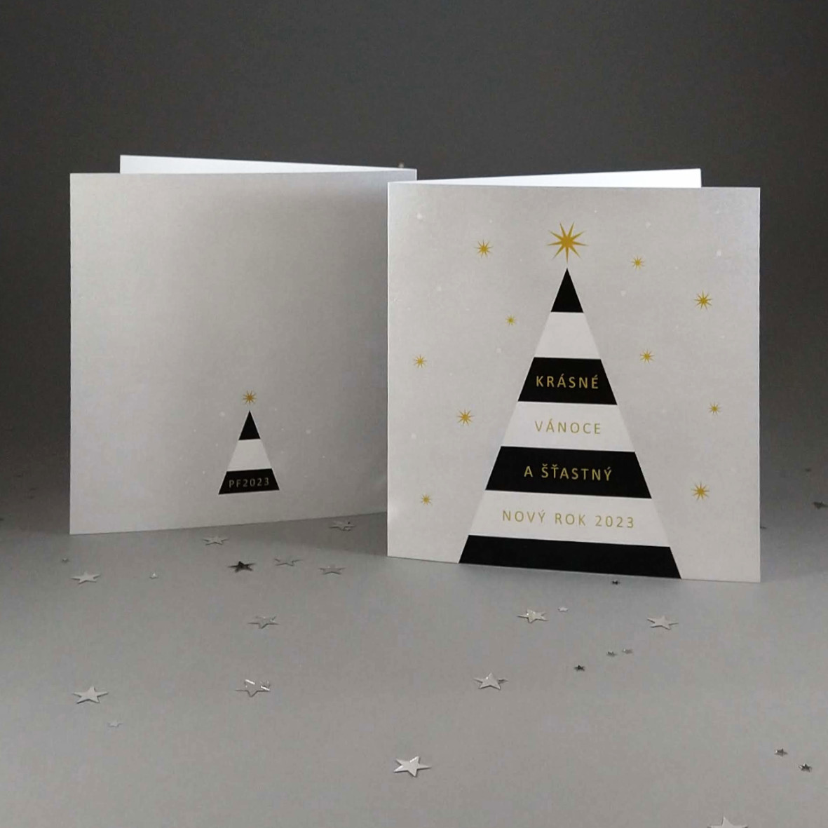 Novoroční–vánoční přání s motivem černo-bílého vánočního stromu. Otevírací, čtvercový formát 140 × 140 mm, digitální tisk, bílý perleťový papír.