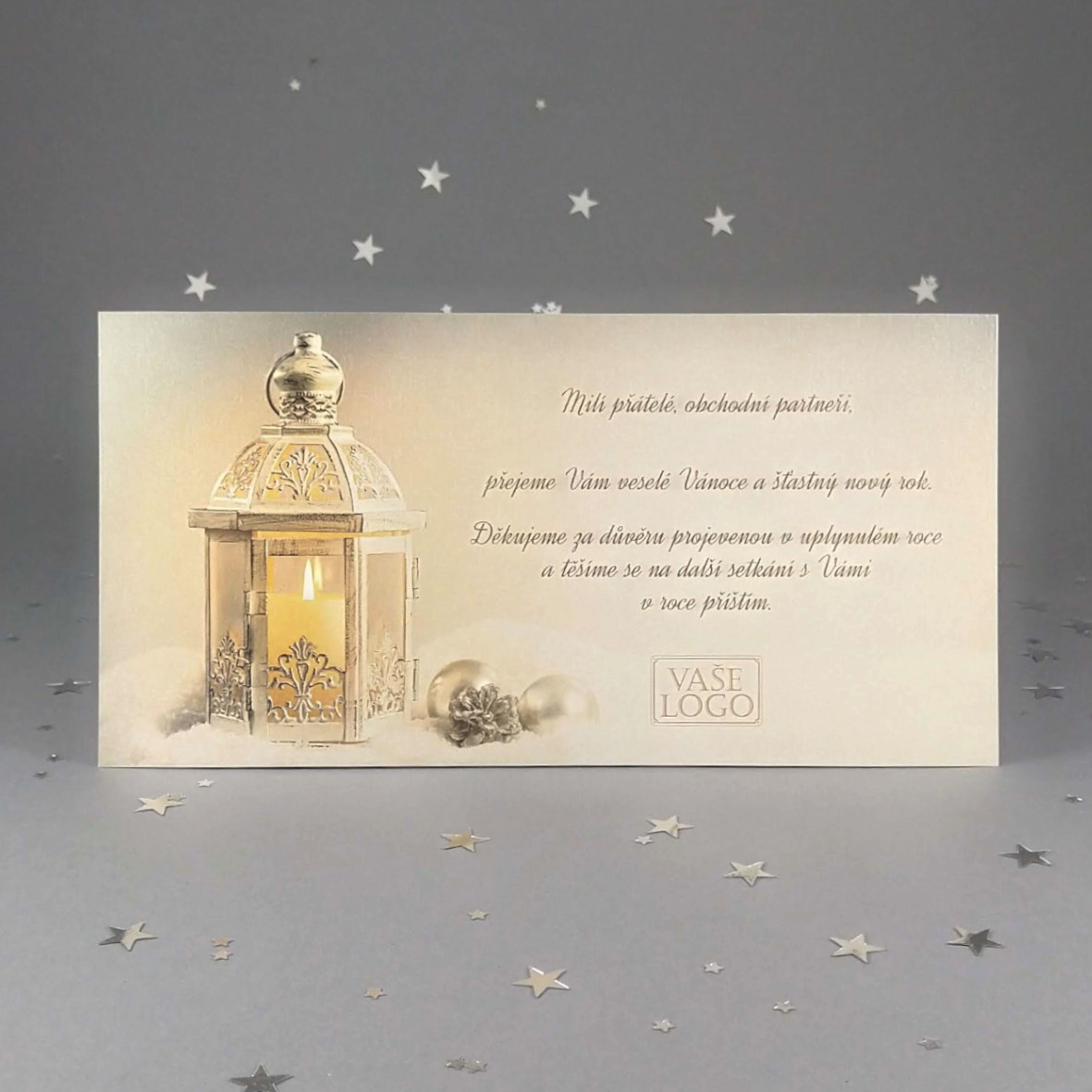 Novoroční–vánoční přání s motivem rozsvícené lucerny, jednoduchá karta, formát 200 × 100 mm, digitální tisk, světle zlatý perleťový papír.