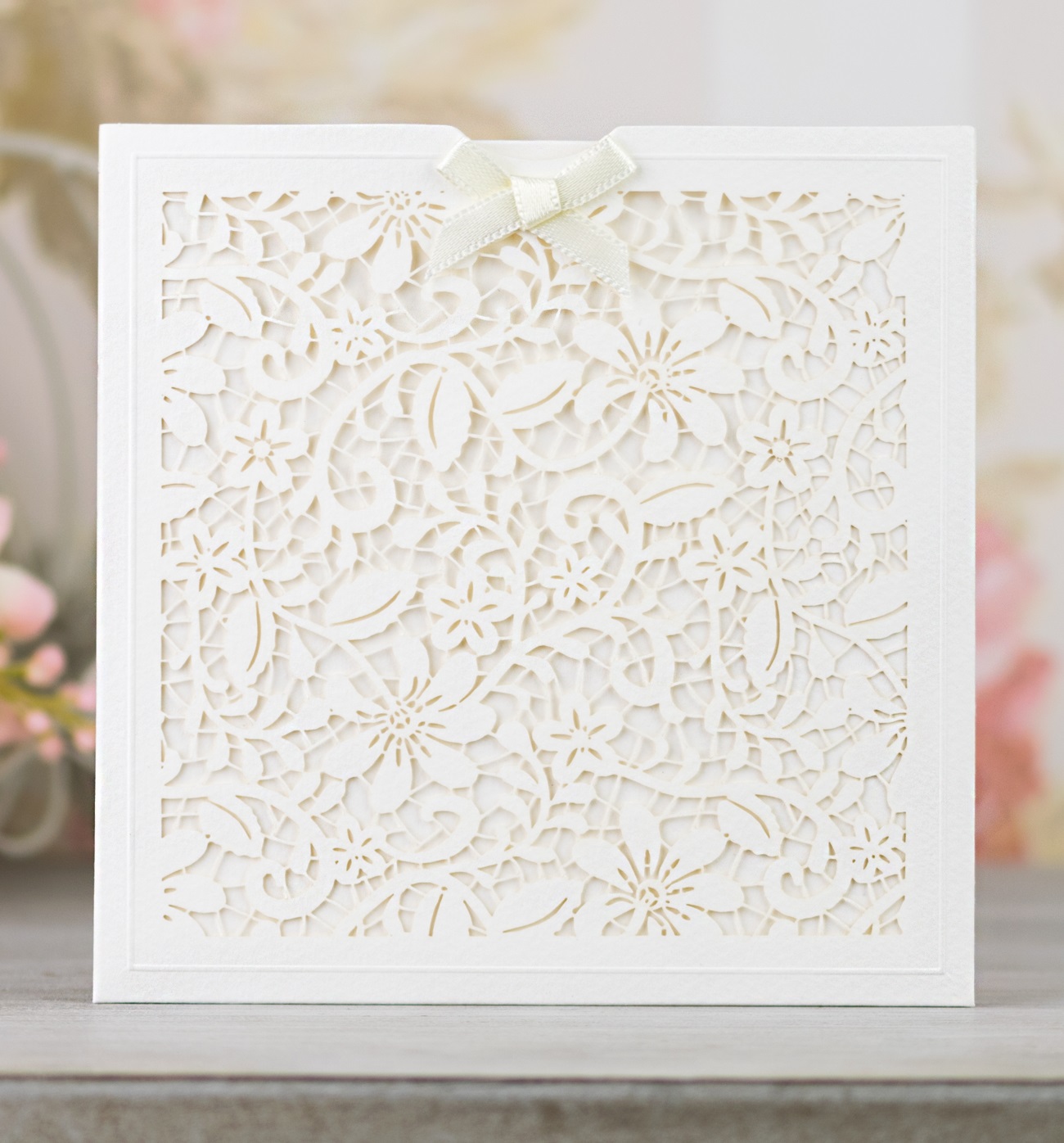 Svatební oznámení – dvoudílné – kapsa s laserovaným motivem jemné krajky se slepotiskem a mašličkou + vnitřní díl pro digitální tisk.