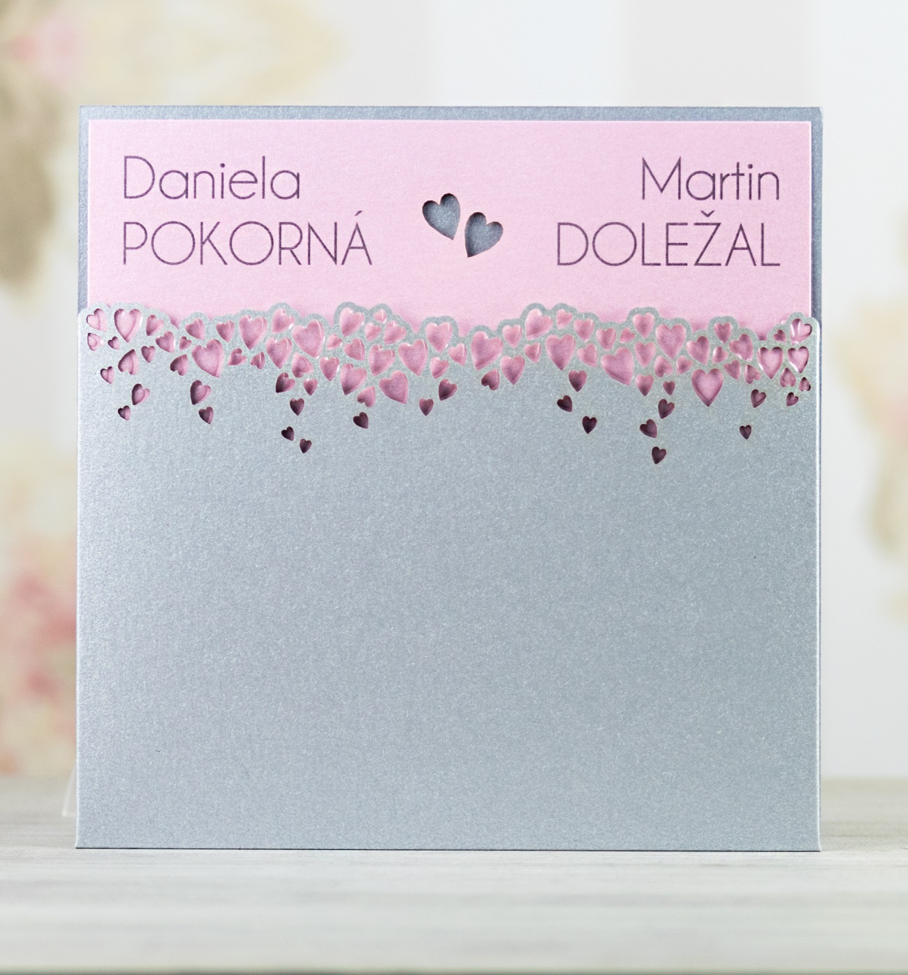 Svatební oznámení – dvoudílné – kapsa s laserovaným motivem jemných srdíček  + vnitřní díl pro digitální tisk.