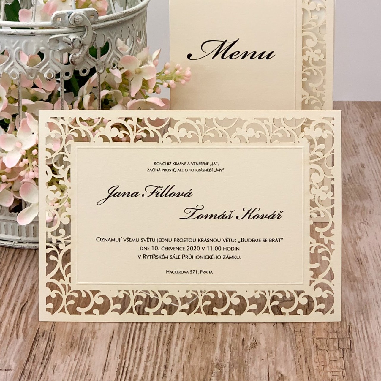 Svatební oznámení –  karta s laserovanou krajkovou bordurou.