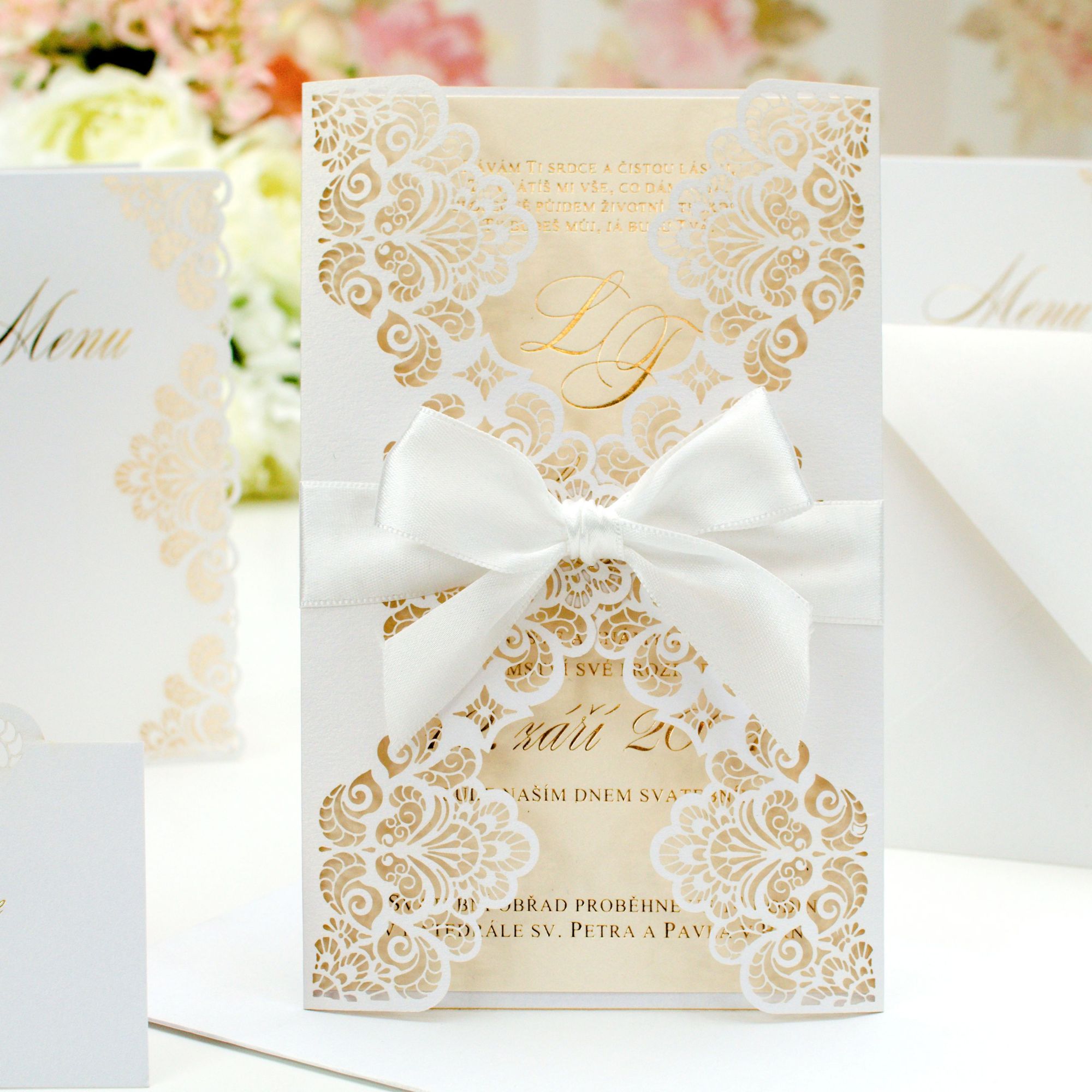 Svatební oznámení – dvoudílné – kapsa s laserovaným motivem krajky + vnitřní díl s digitálním tiskem.