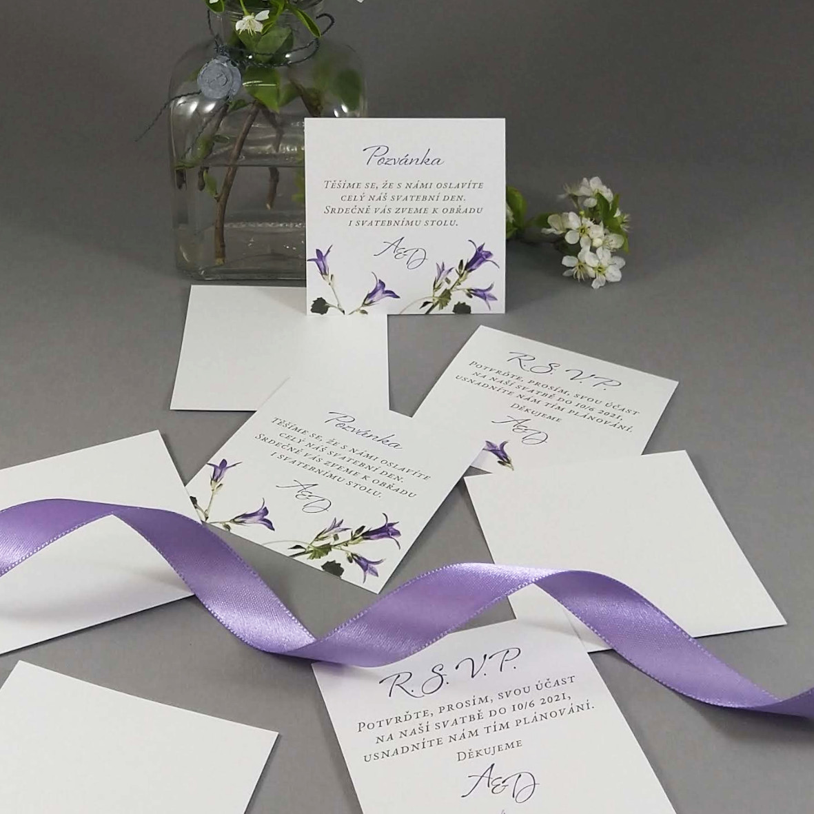 Pozvánka, informační karta – z bílého perleťového papíru s motivem lučních zvonků, formát 70 × 70 mm, jednostranná.