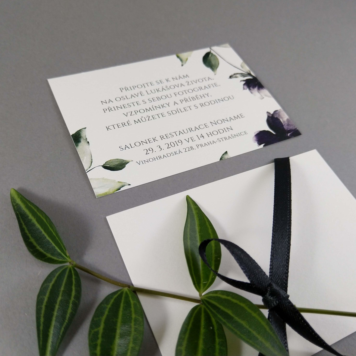 Pozvánka, informační karta – s motivem tmavě fialových pivoněk, formát 100 × 70 mm, jednostranná