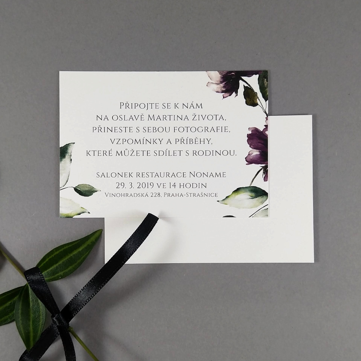 Pozvánka, informační karta – s motivem vínově červených pivoněk, formát 100 × 70 mm, jednostranná