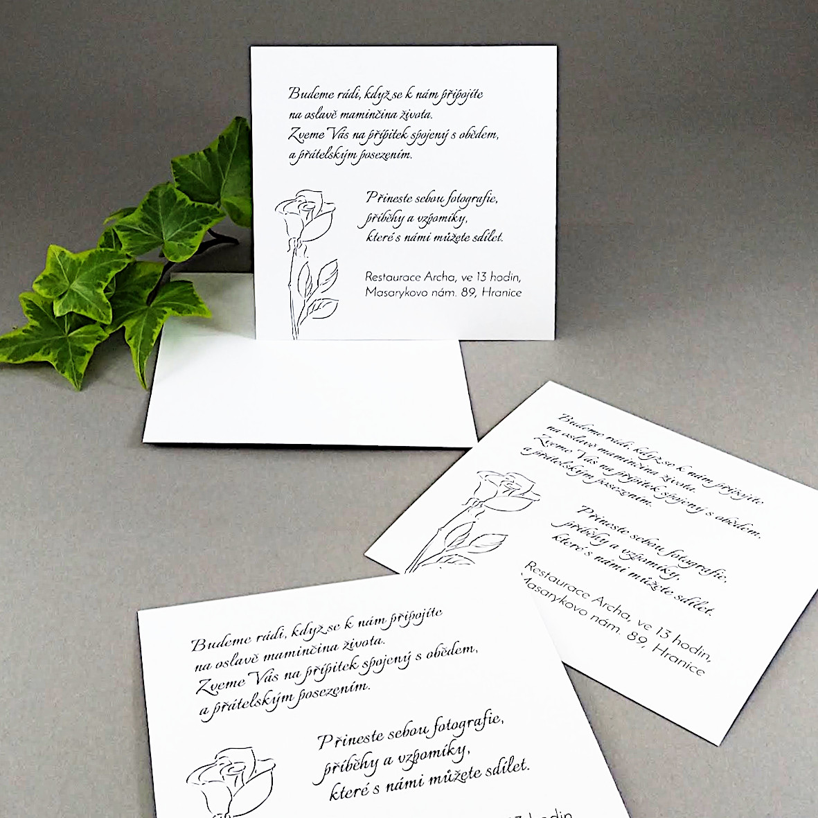 Pozvánka, informační karta – s motivem jednoduché černobílé růže, formát 100 × 100 mm, jednostranná