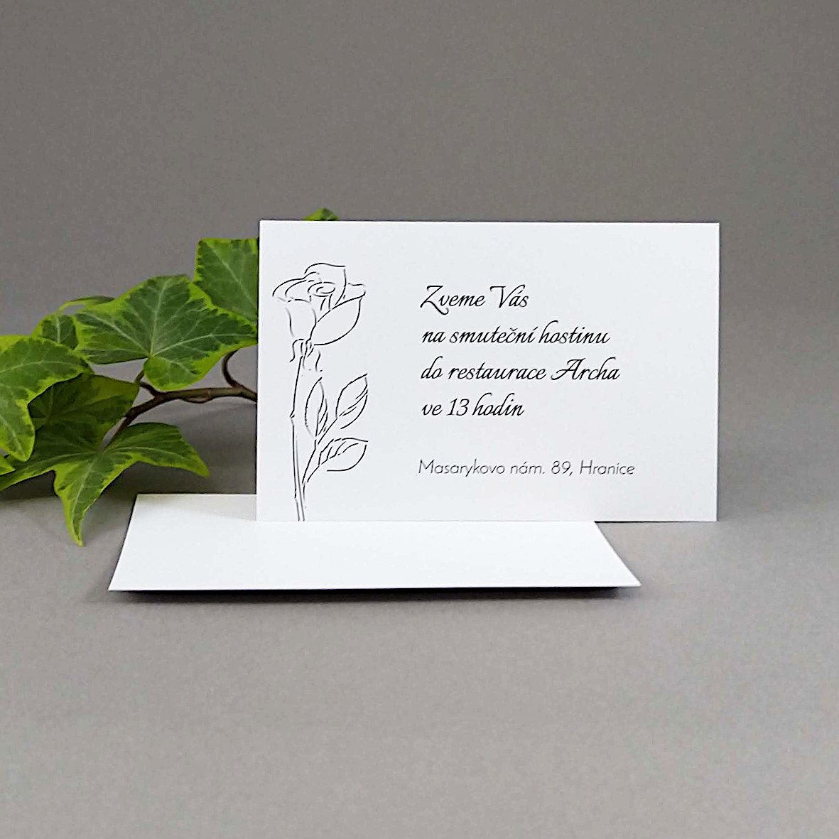 Pozvánka, informační karta – s motivem jednoduché černobílé růže, formát 90 × 50 mm, jednostranná
