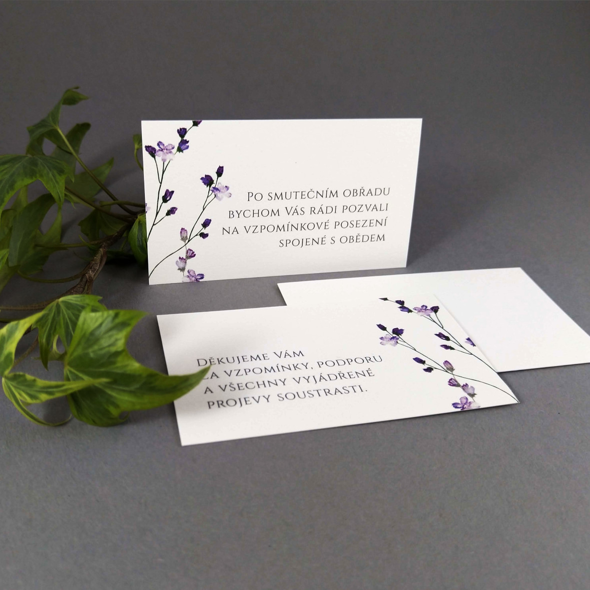Pozvánka, informační karta – s motivem drobných fialových květů, formát 85 × 55 mm, jednostranná