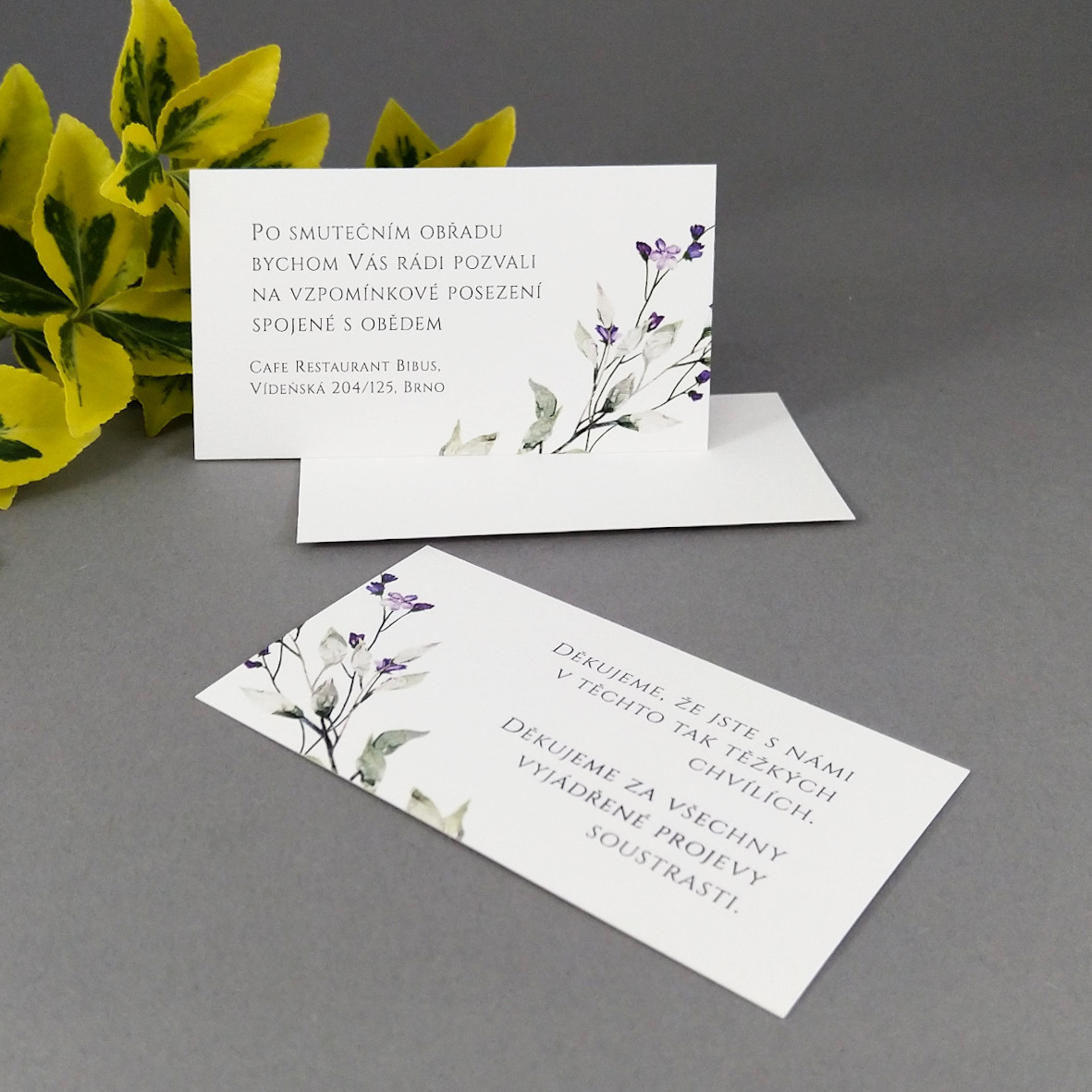 Pozvánka, informační karta – s motivem větvičky a drobných fialových květů, formát 85 × 55 mm, jednostranná