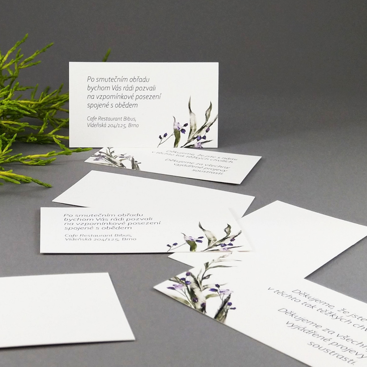 Pozvánka, informační karta – s motivem ratolesti a drobných fialových květů, formát 85 × 55 mm, jednostranná