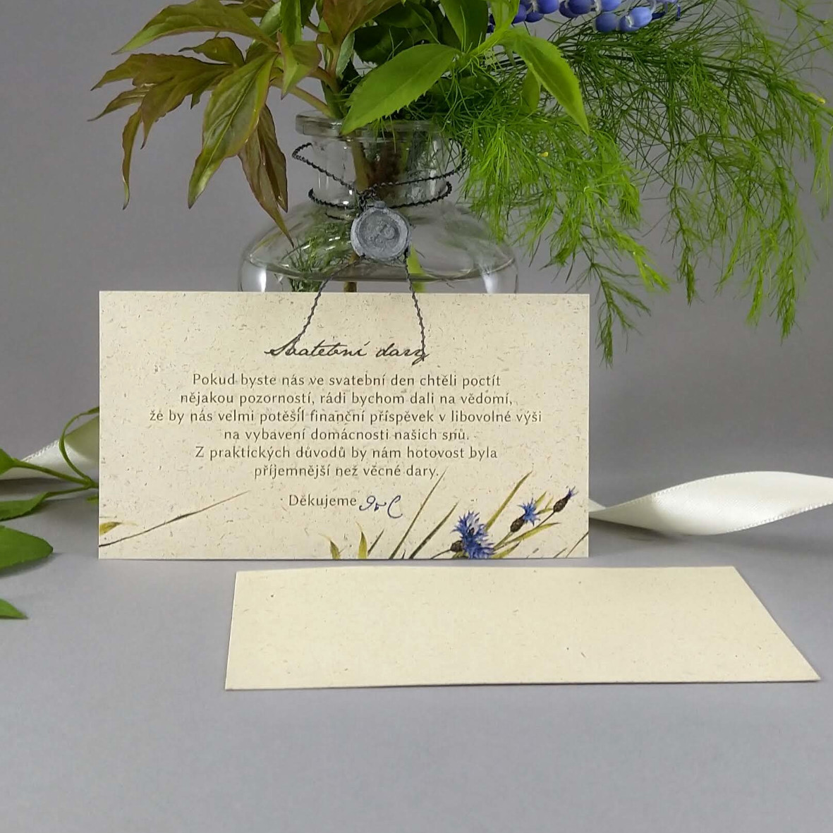 Pozvánka, informační karta – z papíru s příměsí suché trávy s lučním motivem, formát 120 × 65 mm, jednostranná