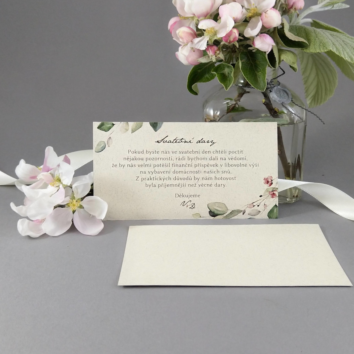 Pozvánka, informační karta – s motivem lístků a bordó květů, formát 120 × 65 mm, jednostranná