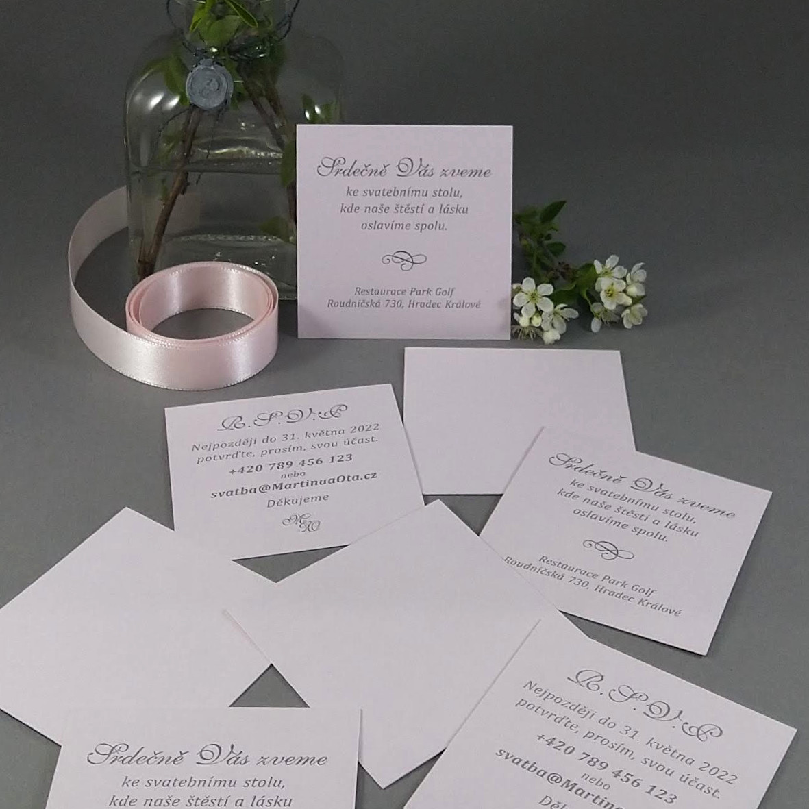 Pozvánka, informační karta z recyklovaného papíru ve světle růžové barvě, formát 70 × 70 mm, jednostranná