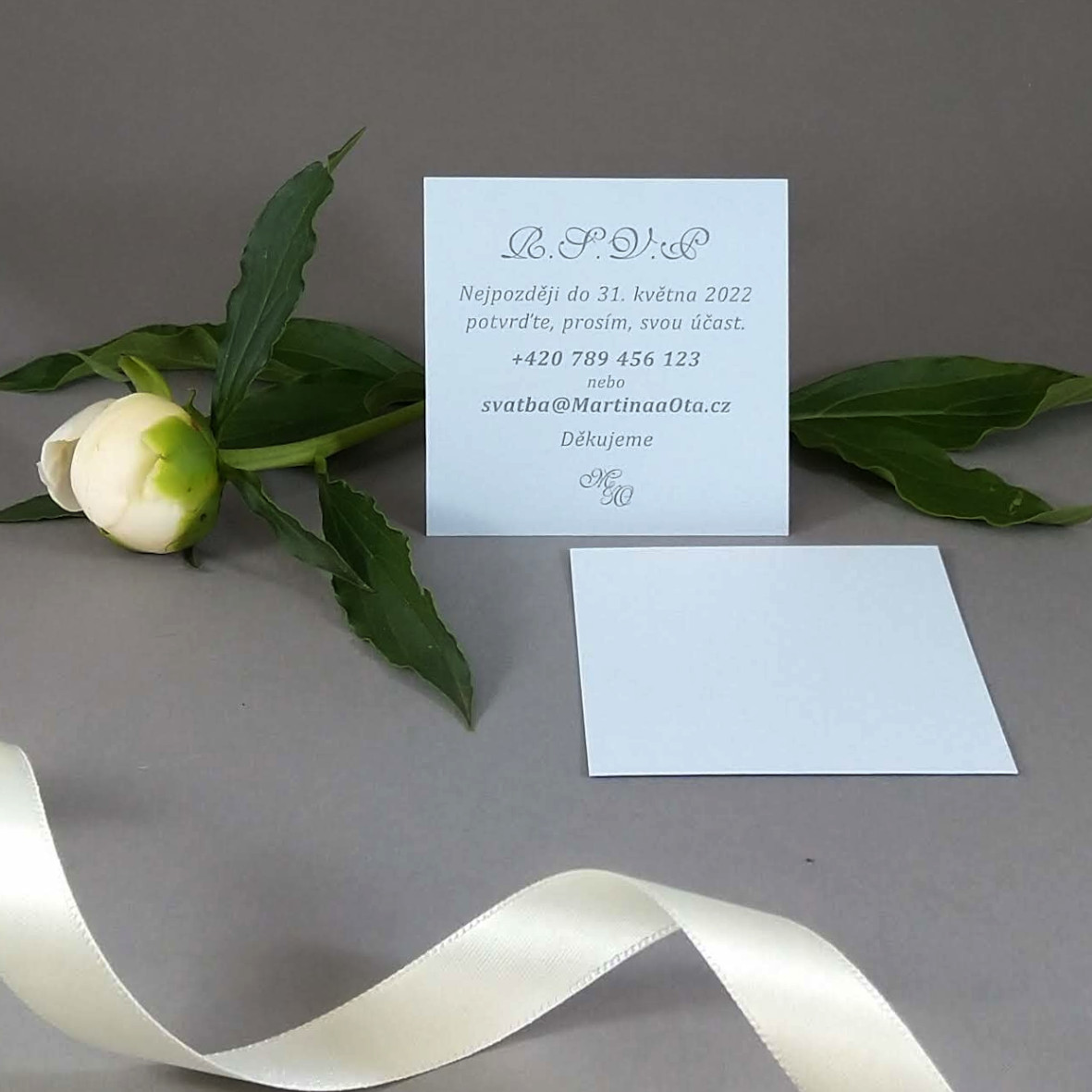 Pozvánka, informační karta z papíru ve světle modré barvě, formát 70 × 70 mm, jednostranná