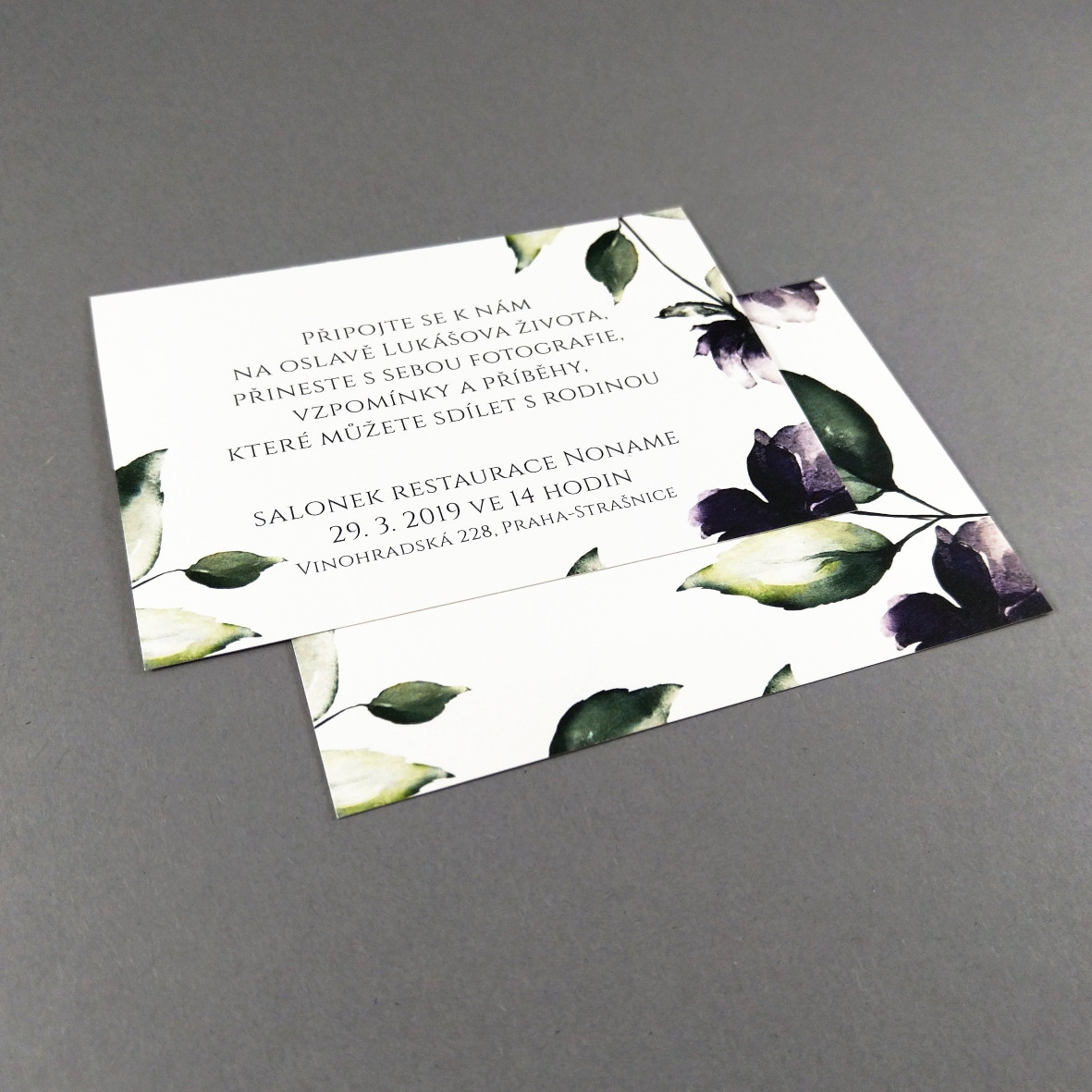 Pozvánka, informační karta – s motivem tmavě fialových pivoněk, formát 100 × 70 mm, oboustranná