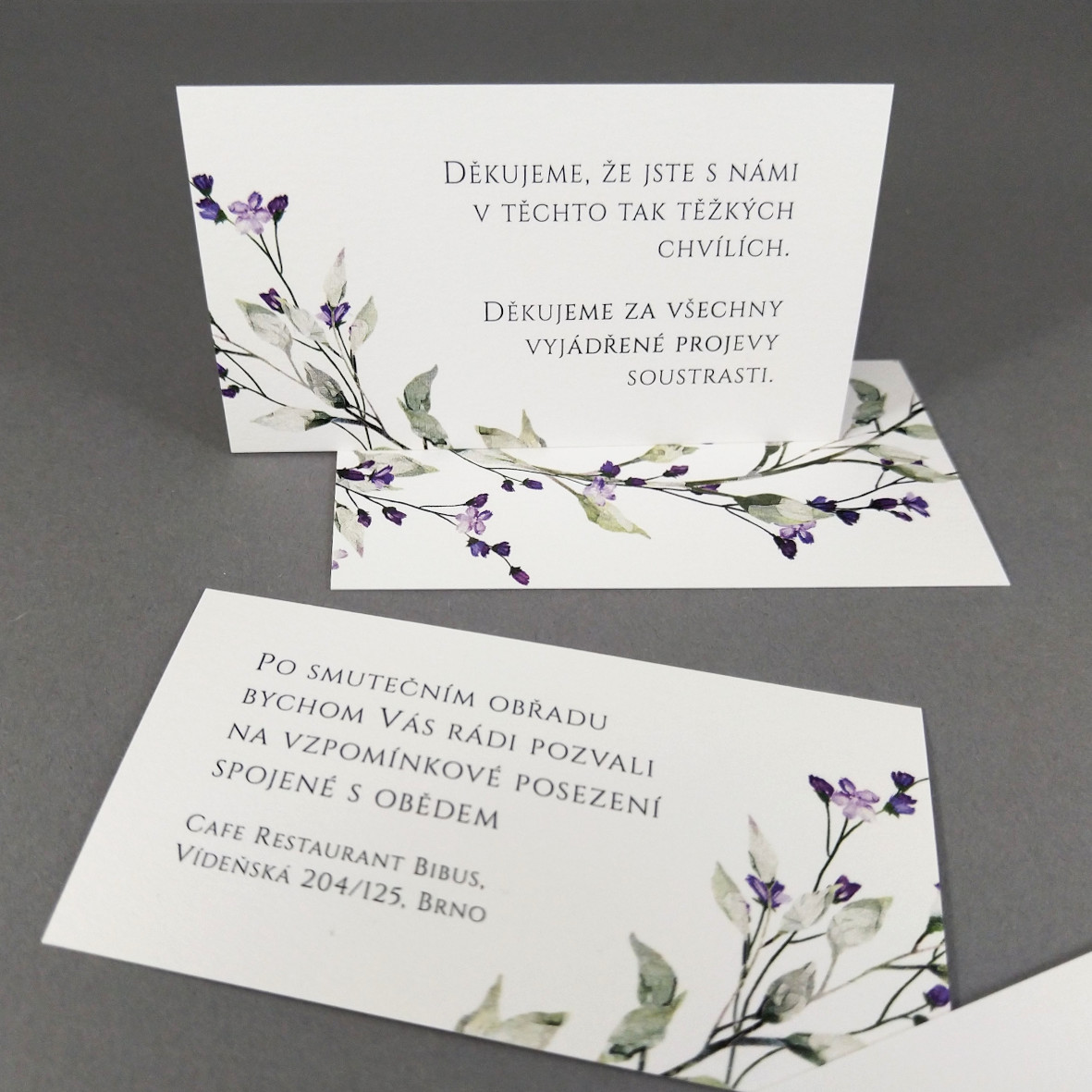 Pozvánka, informační karta – s motivem větvičky a drobných fialových květů, formát 85 × 55 mm, oboustranná
