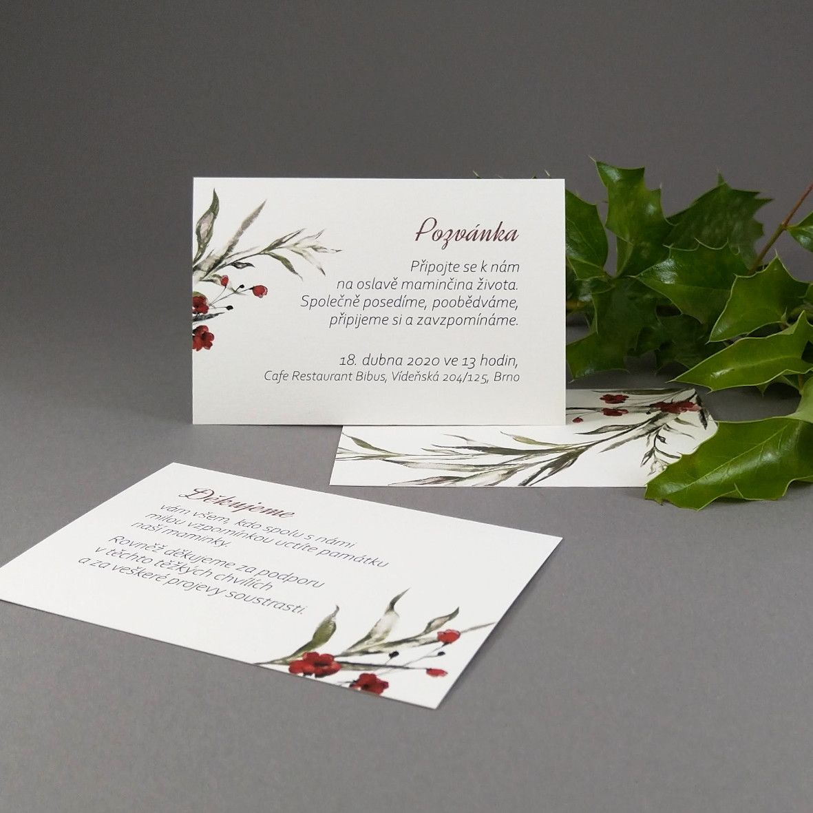 Pozvánka, informační karta – s motivem ratolesti a drobných červených květů, formát 100 × 70 mm, oboustranná