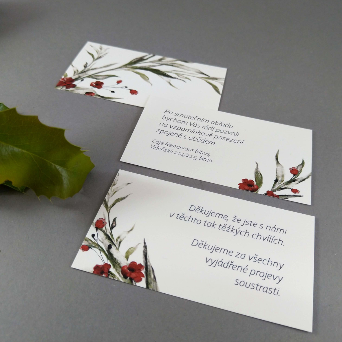 Pozvánka, informační karta – s motivem ratolesti a drobných červených květů, formát 85 × 55 mm, oboustranná