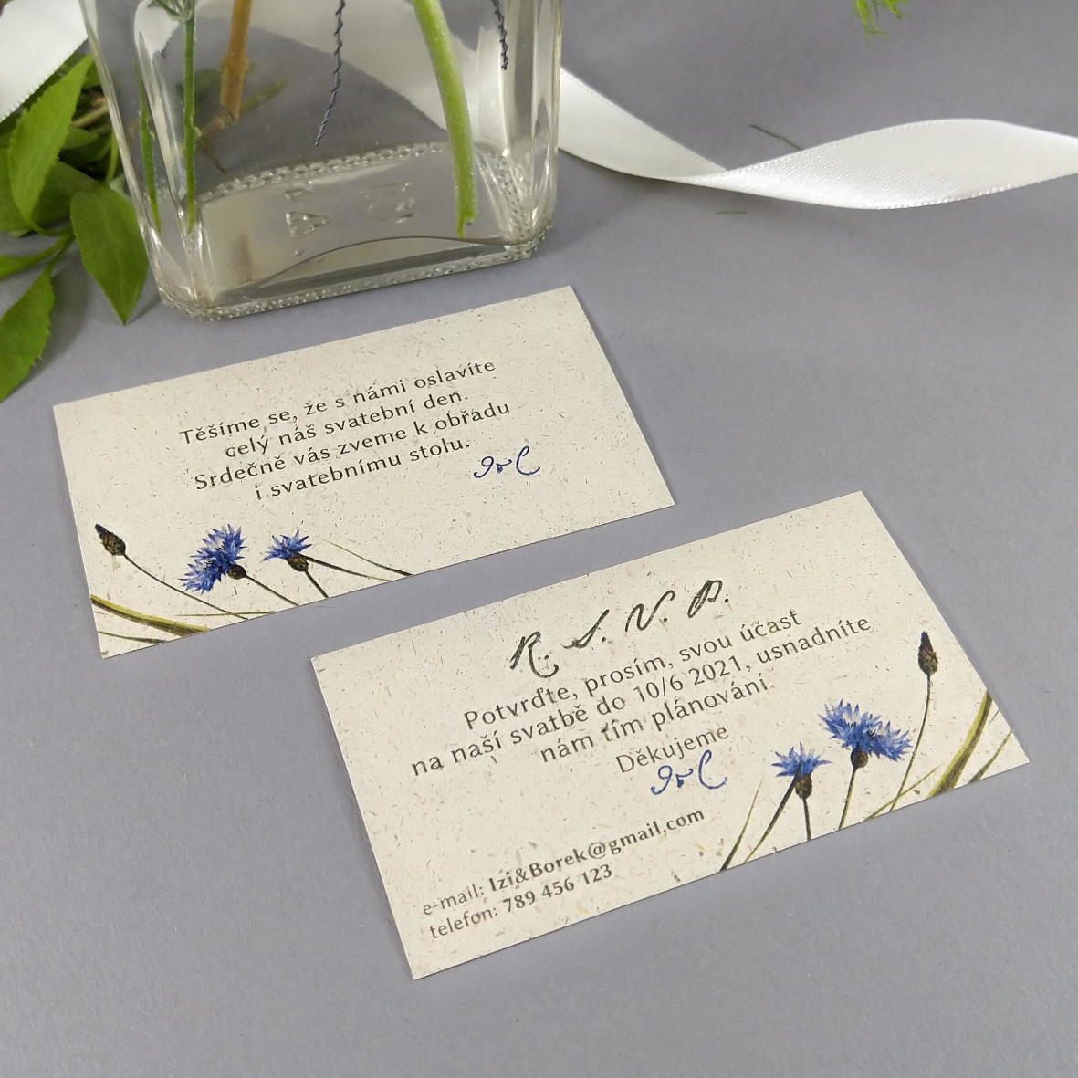 Pozvánka, informační karta –  s lučním motivem, z papíru s příměsí suché trávy, formát 90 × 50 mm, oboustranná