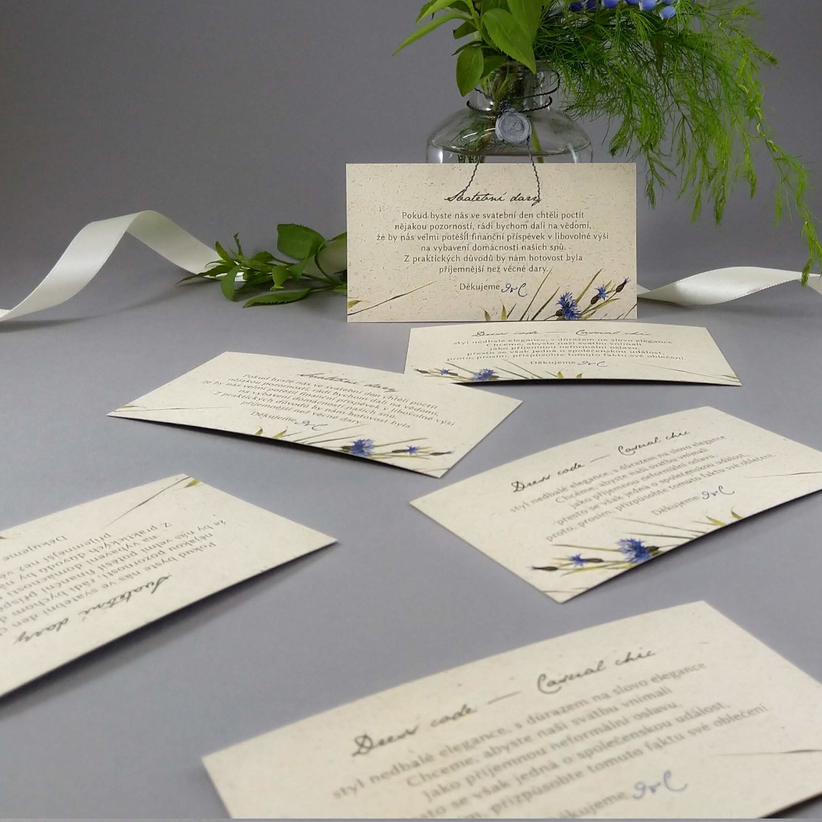 Pozvánka, informační karta – s lučním motivem, z papíru s příměsí suché trávy, formát 120 × 65 mm, oboustranná