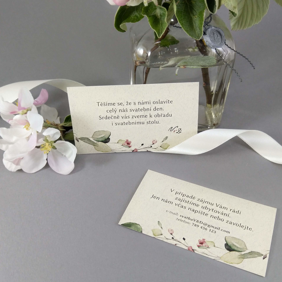 Pozvánka, informační karta – s motivem lístků a bordó květů, formát 90 × 50 mm, oboustranná