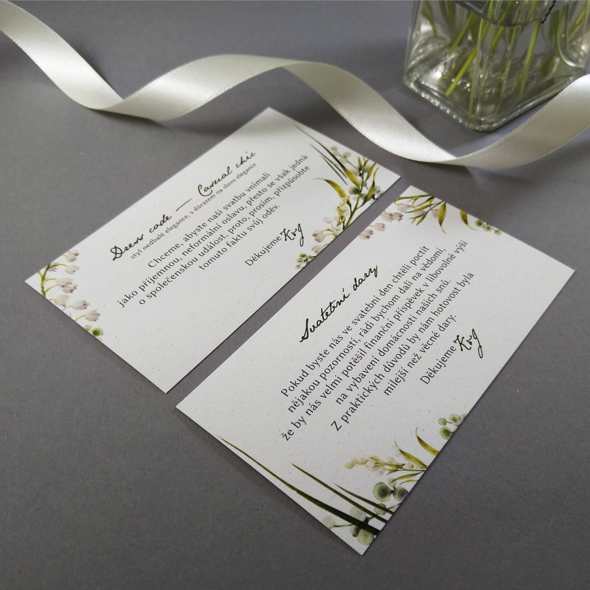 Pozvánka, informační karta z ekologického papíru s příměsí kukuřice s motivem trávy a konvalinek, formát 120 × 65 mm, oboustranná