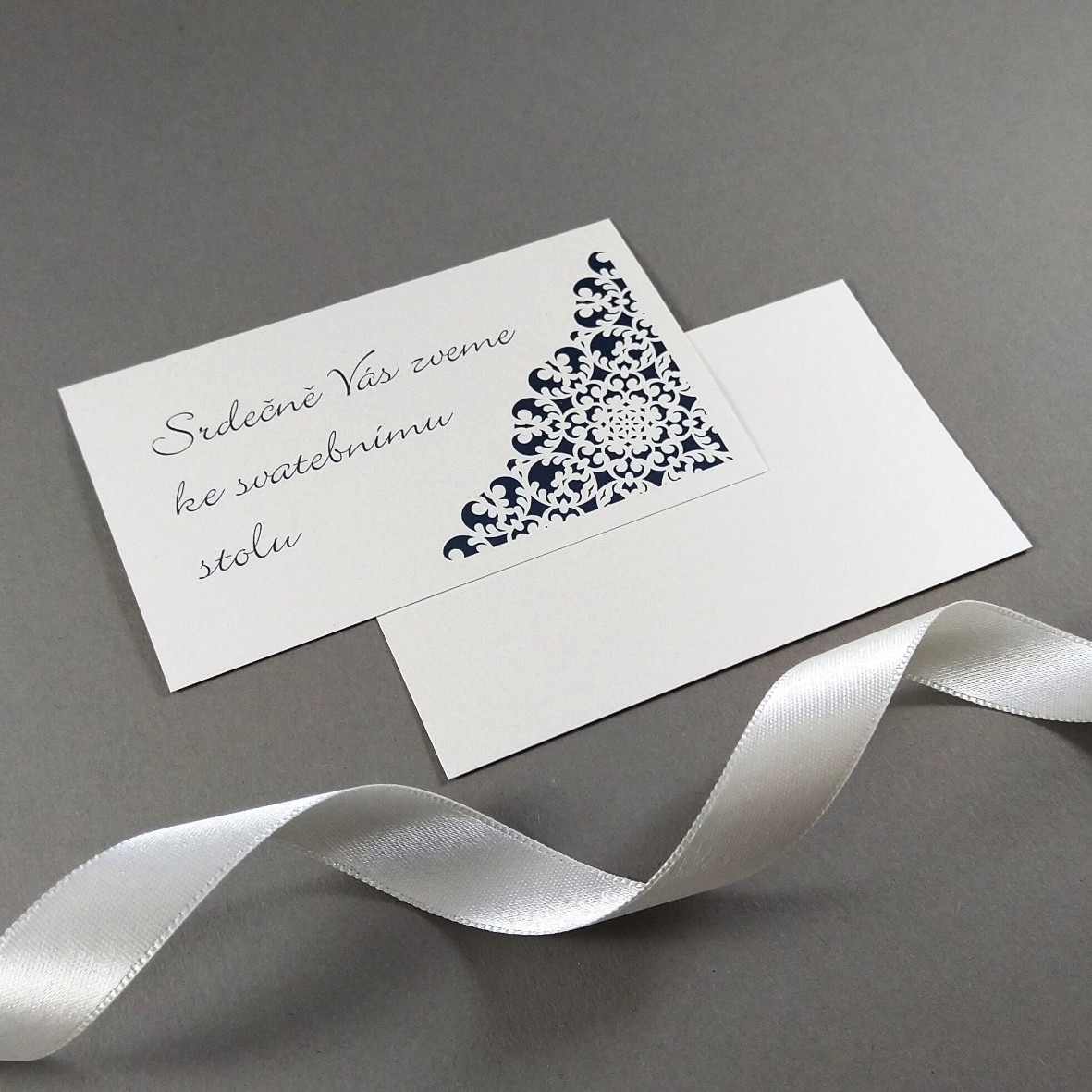 Pozvánka, informační karta – z bílého perleťového papíru s jemnou tiskovou krajkou, formát 105 × 65 mm, jednostranná.