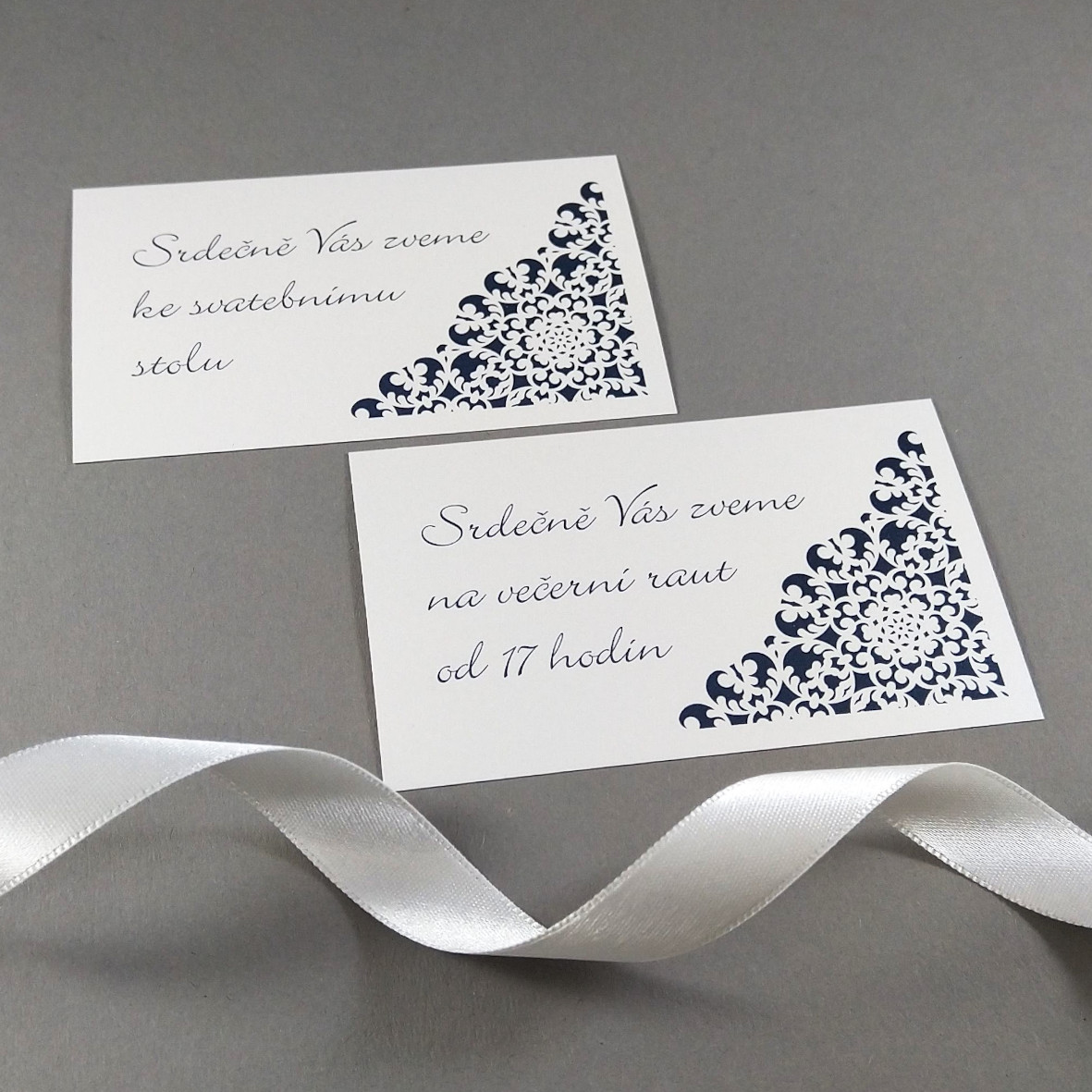 Pozvánka, informační karta – z bílého perleťového papíru s jemnou tiskovou krajkou, formát 105 × 65 mm, oboustranná.