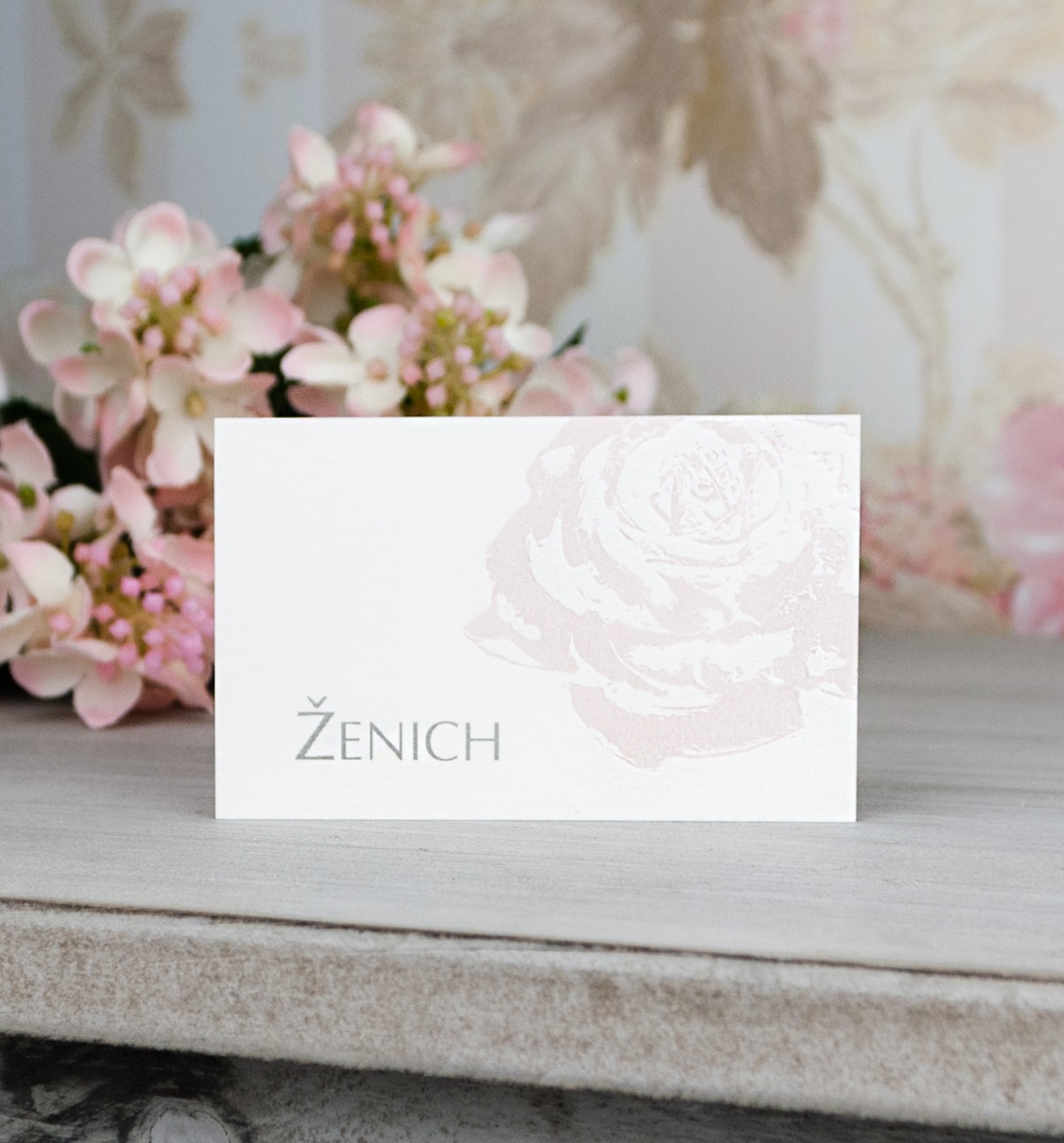 Jmenovka – z bílého, grafického papíru, motiv květu růže jsme vytvořili růžovou perleťovou fólií, 80 × 50 mm, jednostranná