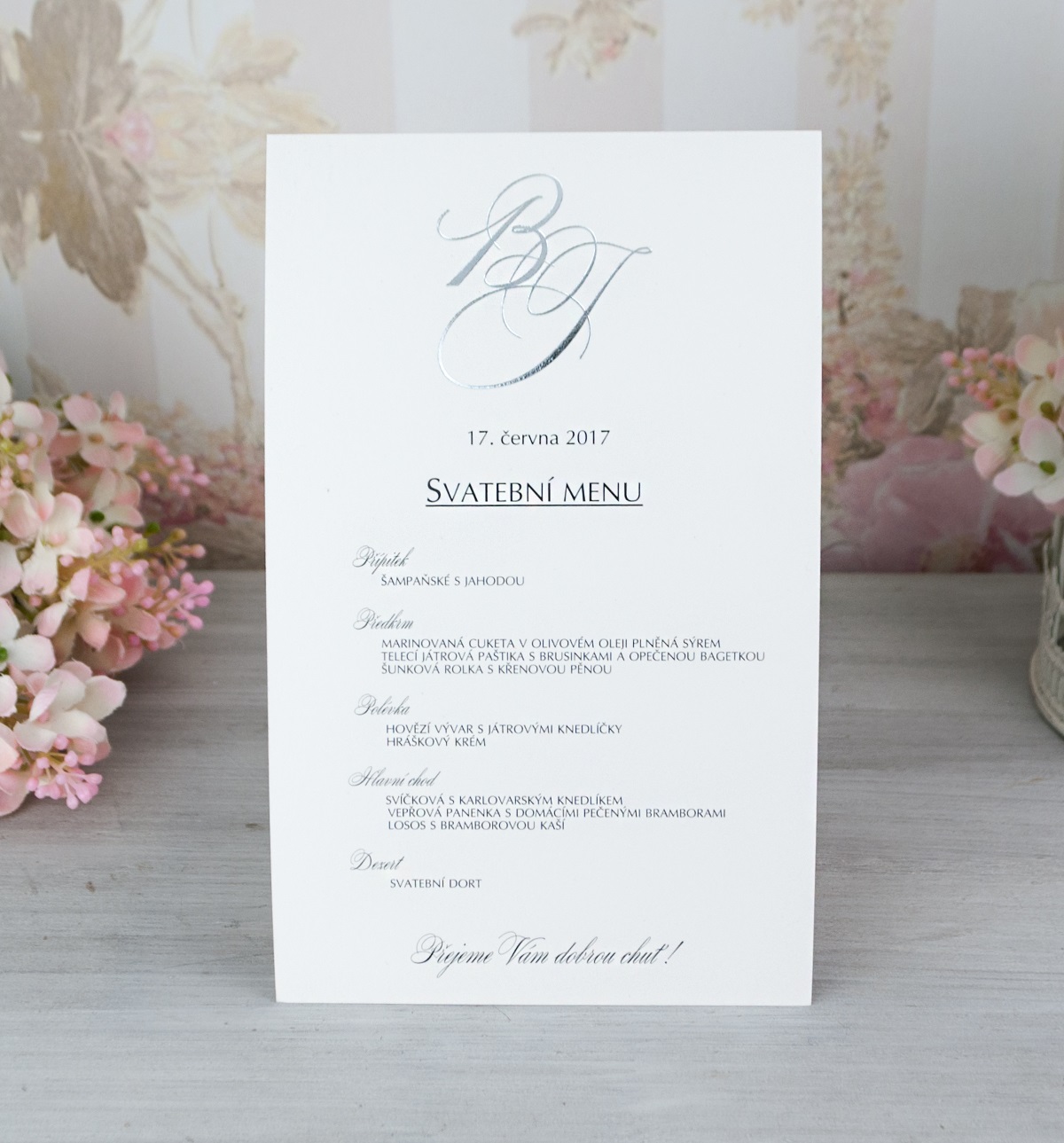 Svatební menu – s iniciálami novomanželů , vytvořeno ražbou stříbrnou fólií a digitálním tiskem.