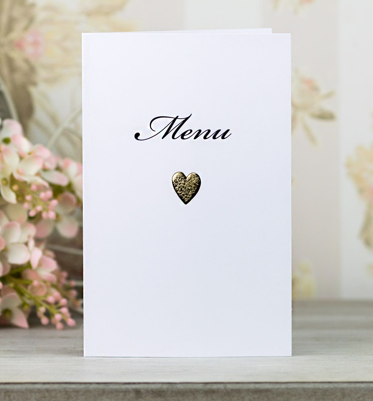 Svatební menu – dvoudílné  – otevírací – v bílé barvě, motiv srdíčka je vytvořen zlatou reliéfní ražbou.