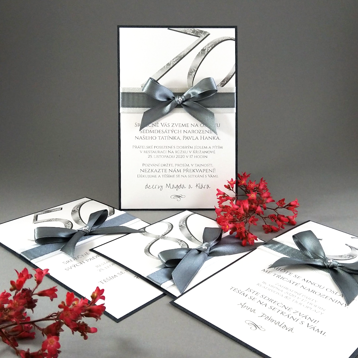Pozvánka na oslavu – kašírovaná karta s atlasovou stuhou, barva stříbřitě šedá + bílá.