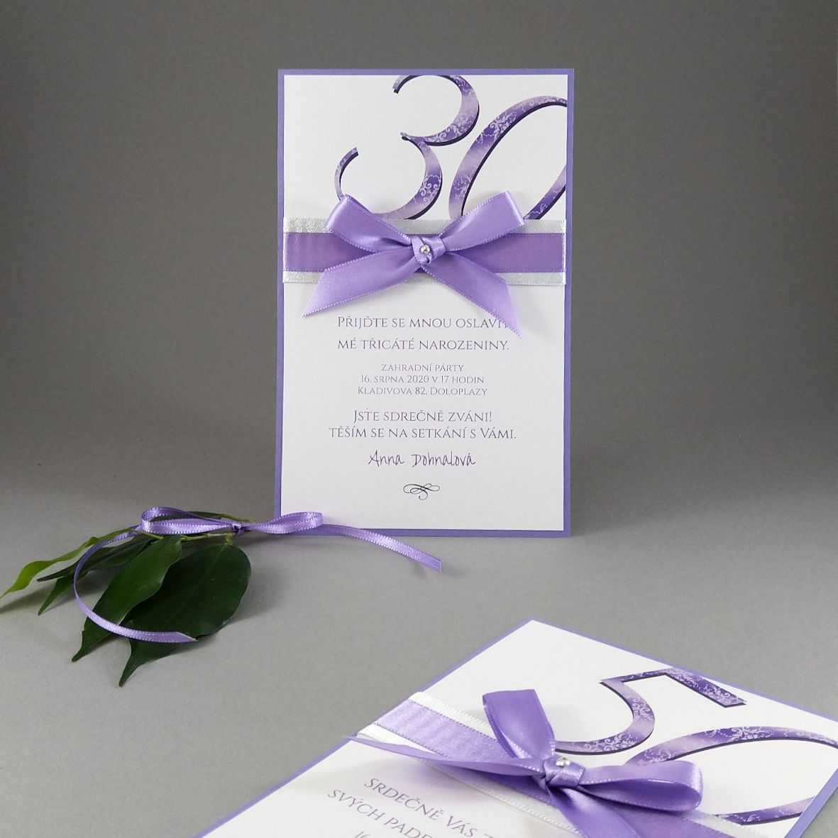 Pozvánka na oslavu – kašírovaná karta s atlasovou stuhou, barva perleťová fialová + bílá.