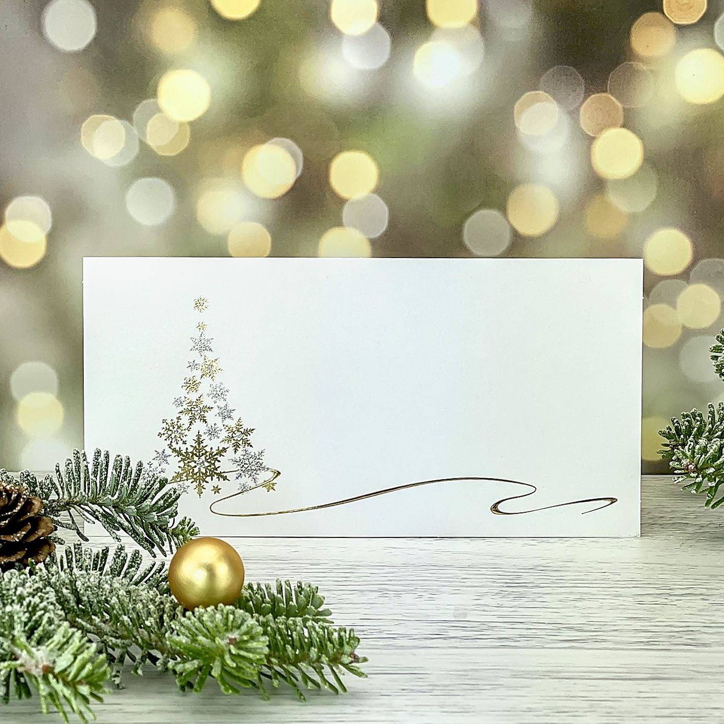 Novoroční–vánoční přání s motivem vánočního stromu z vloček a stuhy, vyrobené z bílého perleťového papíru, karta, formát 200 × 100 mm.