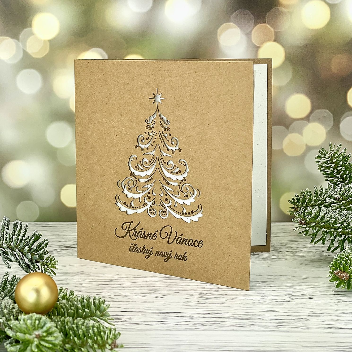 Novoroční–vánoční přání s ornamentálním vánočním stromkem, z recyklovaného kraftového papíru, otevírací, čtvercový formát 135 × 135 mm.