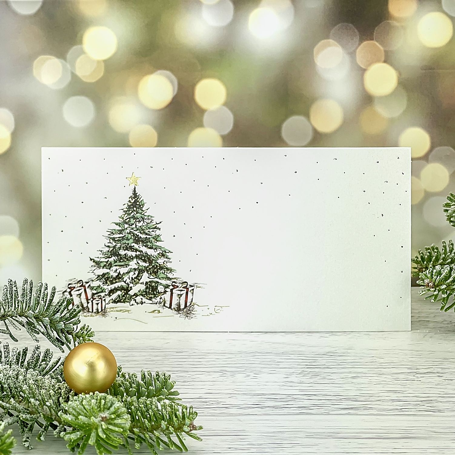 Novoroční–vánoční přání s kresbou vánočního stromku s dárky, bílý grafický papír, jednoduchá karta, formát 200 × 100 mm.