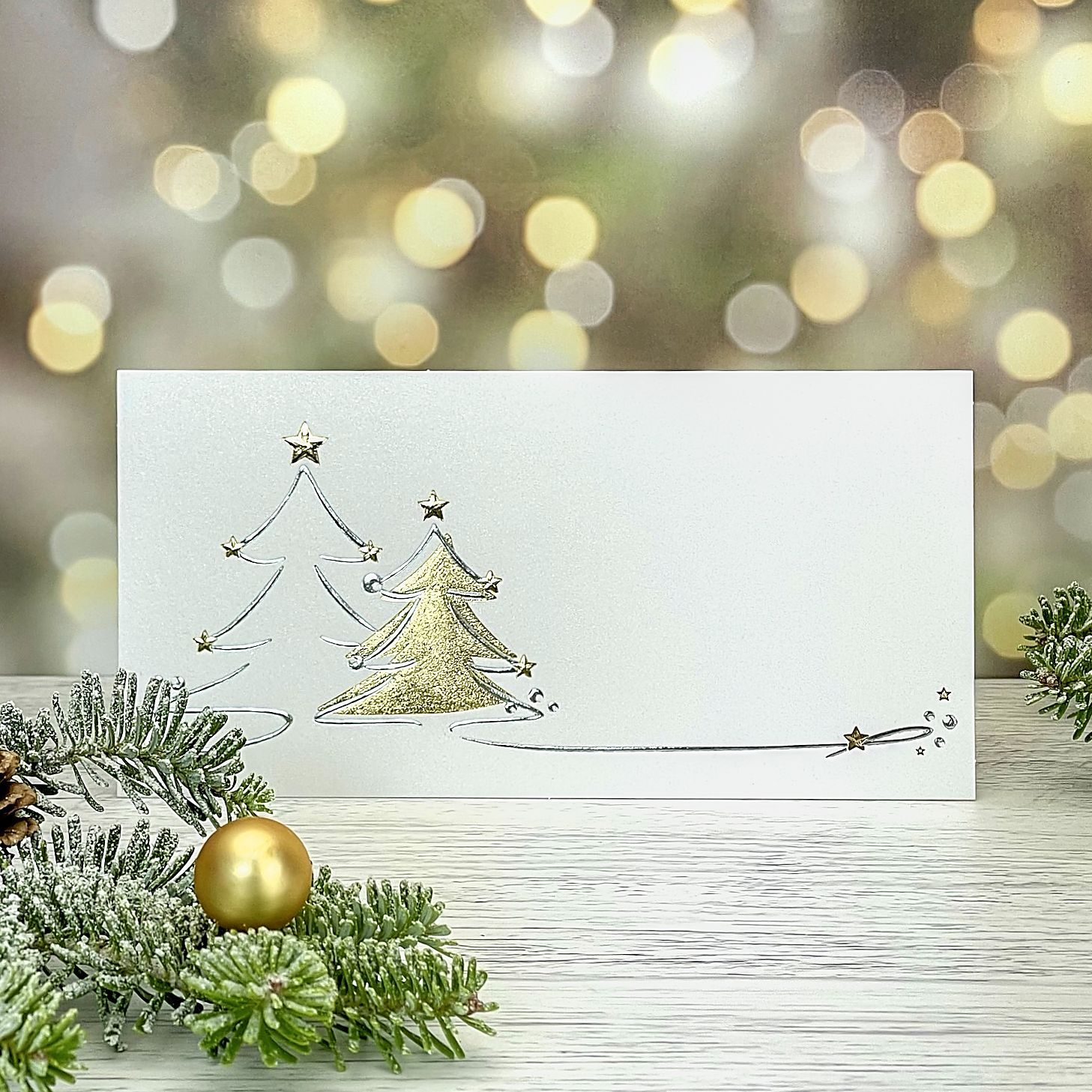 Novoroční–vánoční přání, s výrazným motivem vánočních stromů v stříbrné a zlaté barvě, jednoduchá karta, formát 200 × 100 mm.