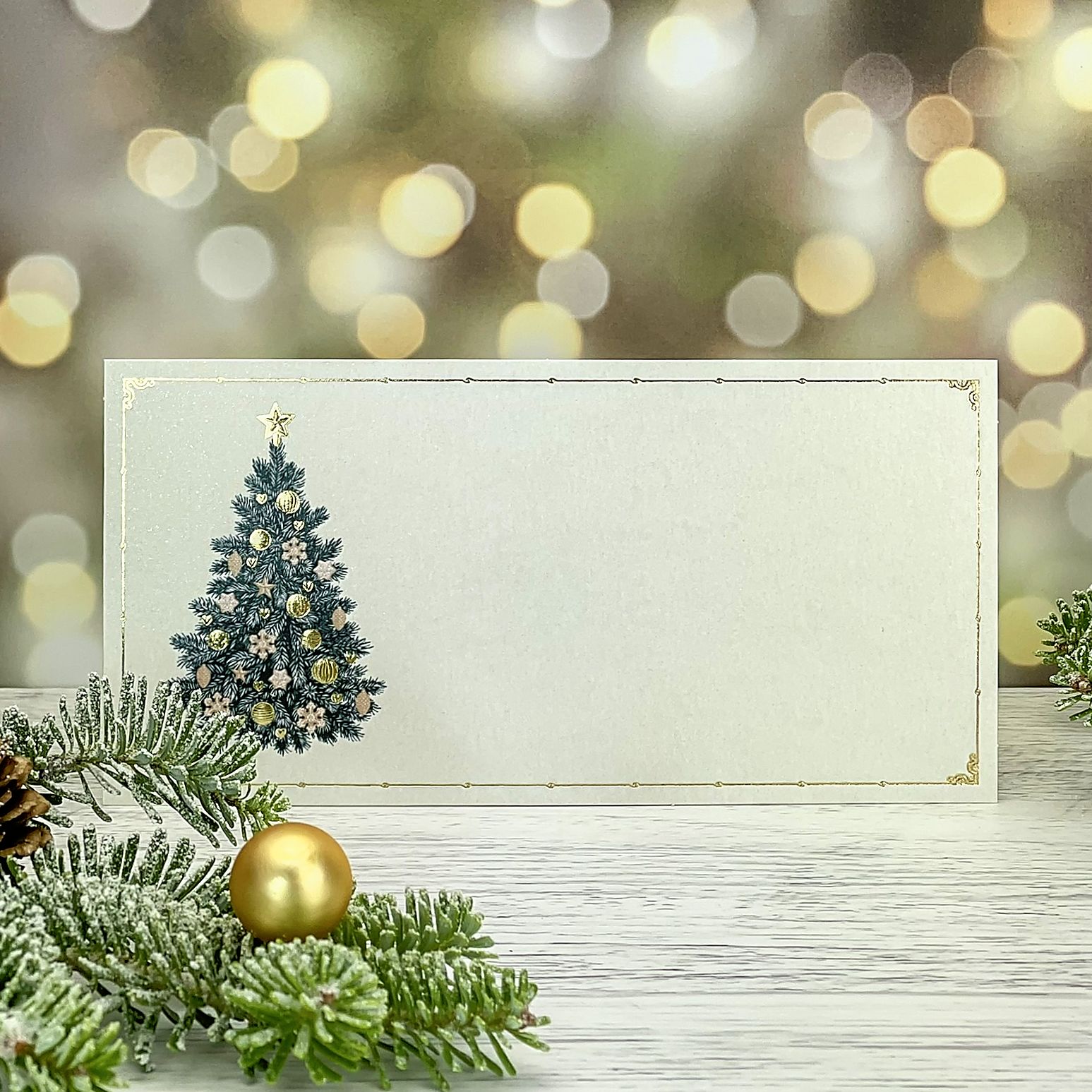 Novoroční–vánoční přání s motivem vánočního stromu, bílý perleťový papír, DL karta, formát 200 × 100 mm.