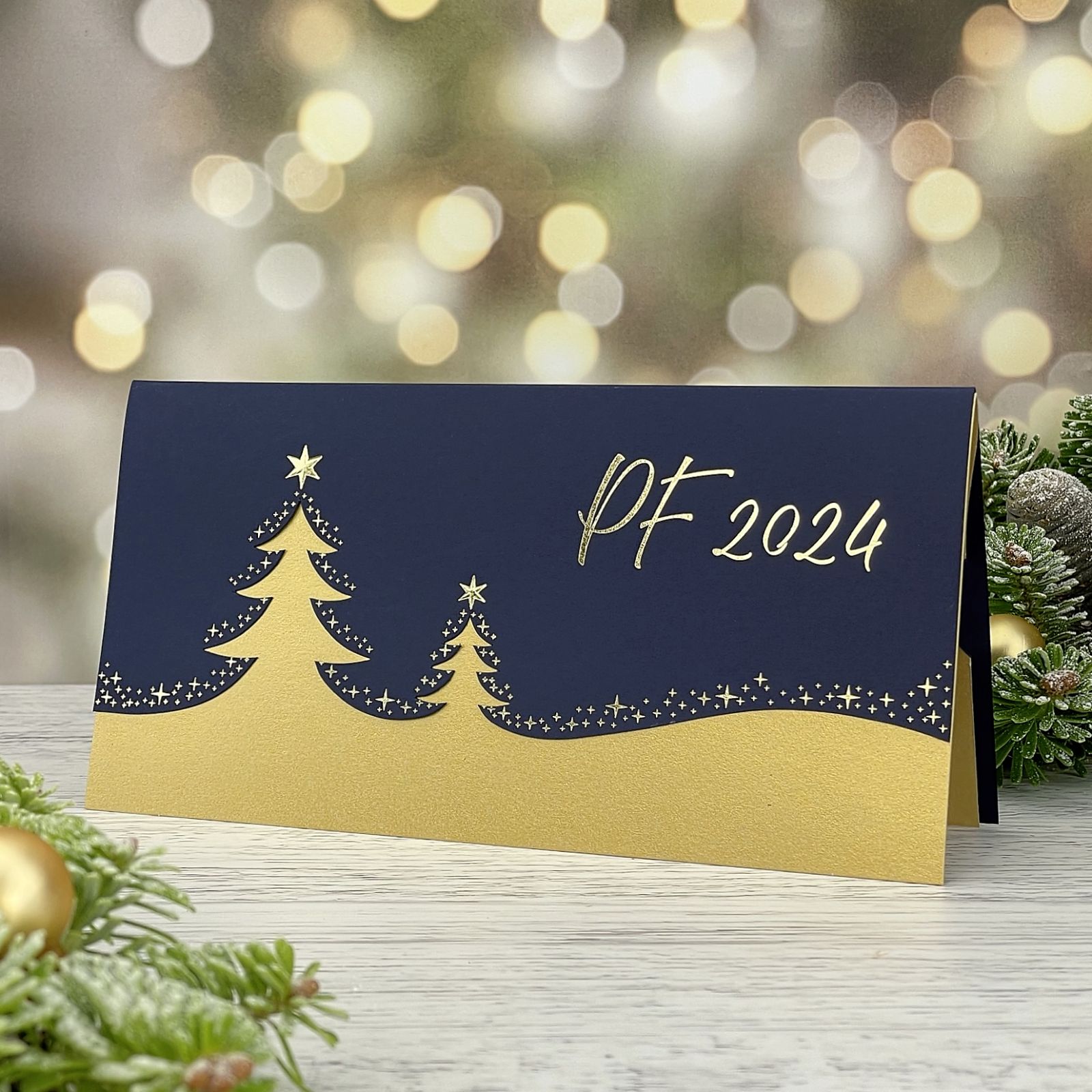 Novoroční–vánoční přání s motivem dvou vánočních stromů na zasněženém horizontu, otevírací, formát 200 × 100 mm.