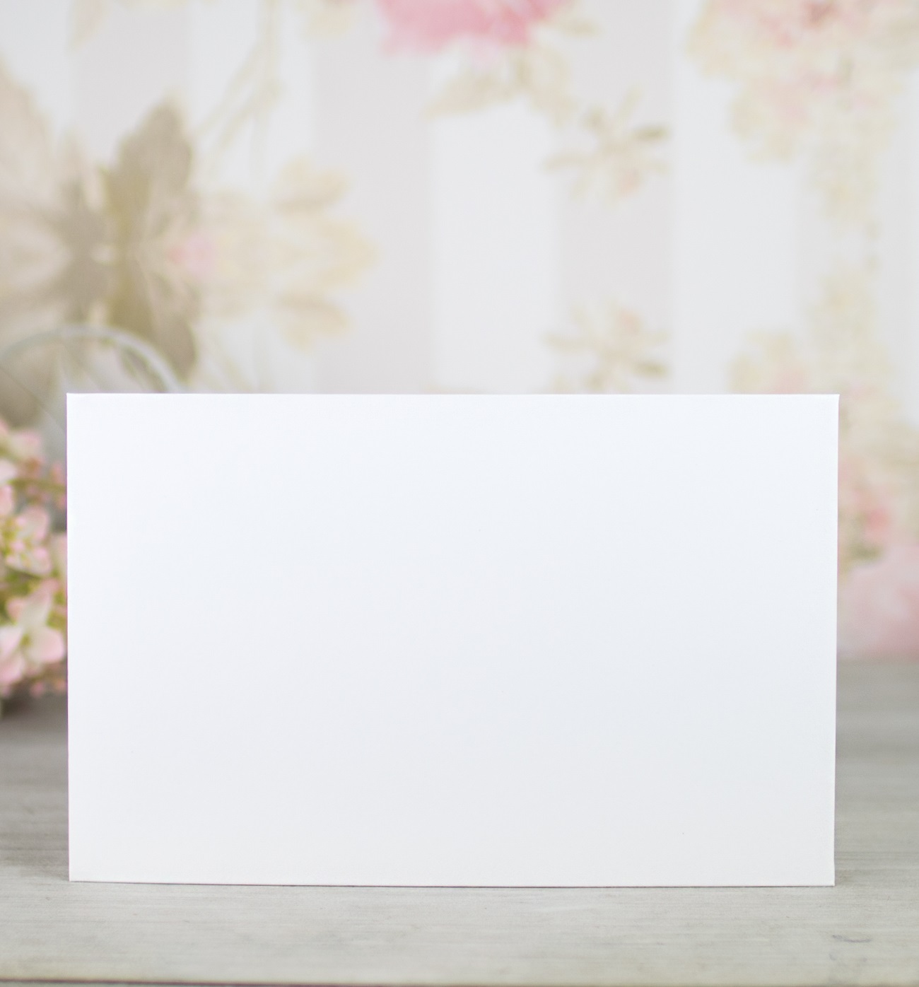 Obálka – z bílého matného papíru se šípovou klopou, formát: 194 × 124 mm