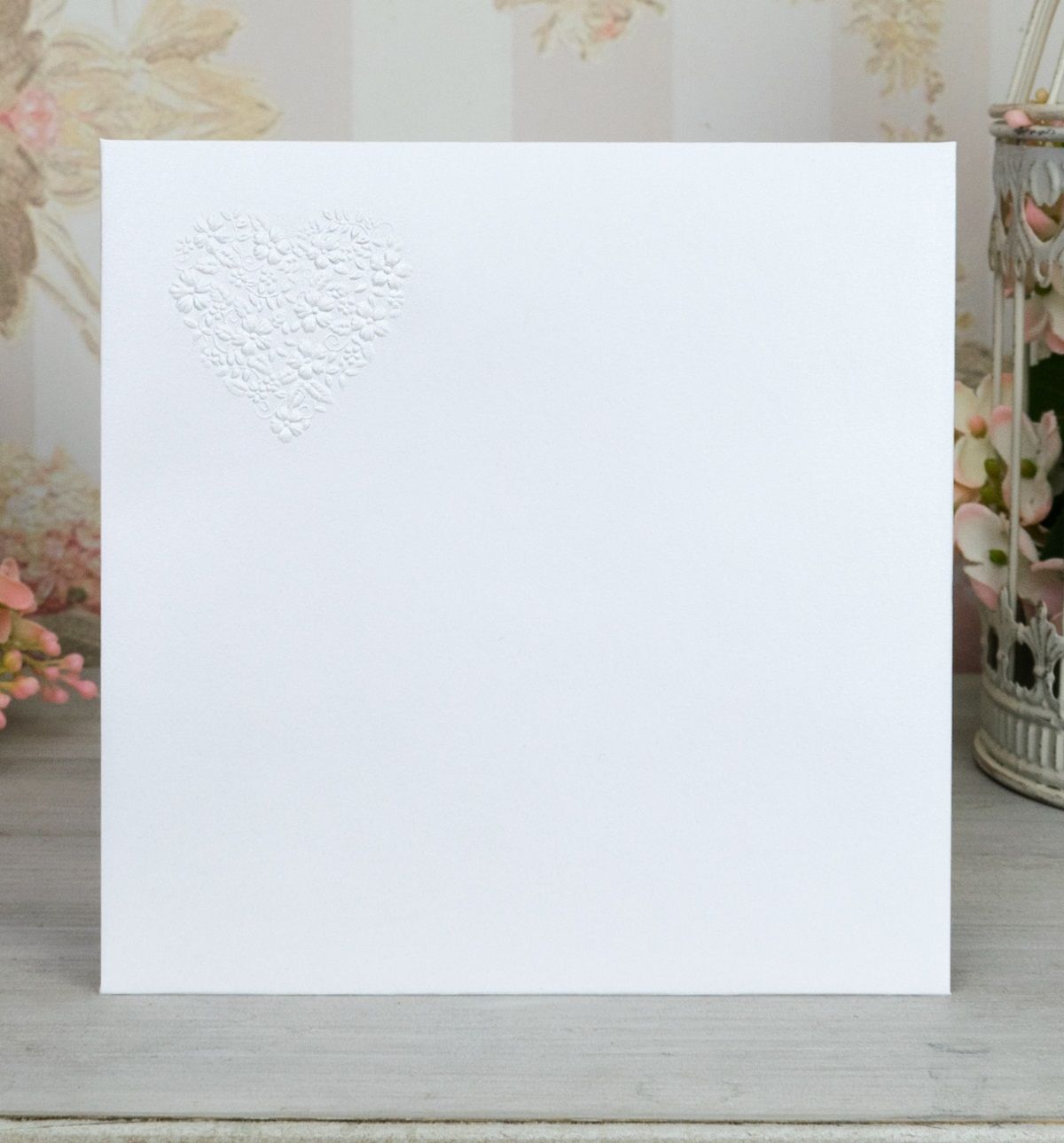 Obálka – v bílé barvě se slepotiskovým motivem kytiček ve tvaru srdce, formát: 141 × 141 mm