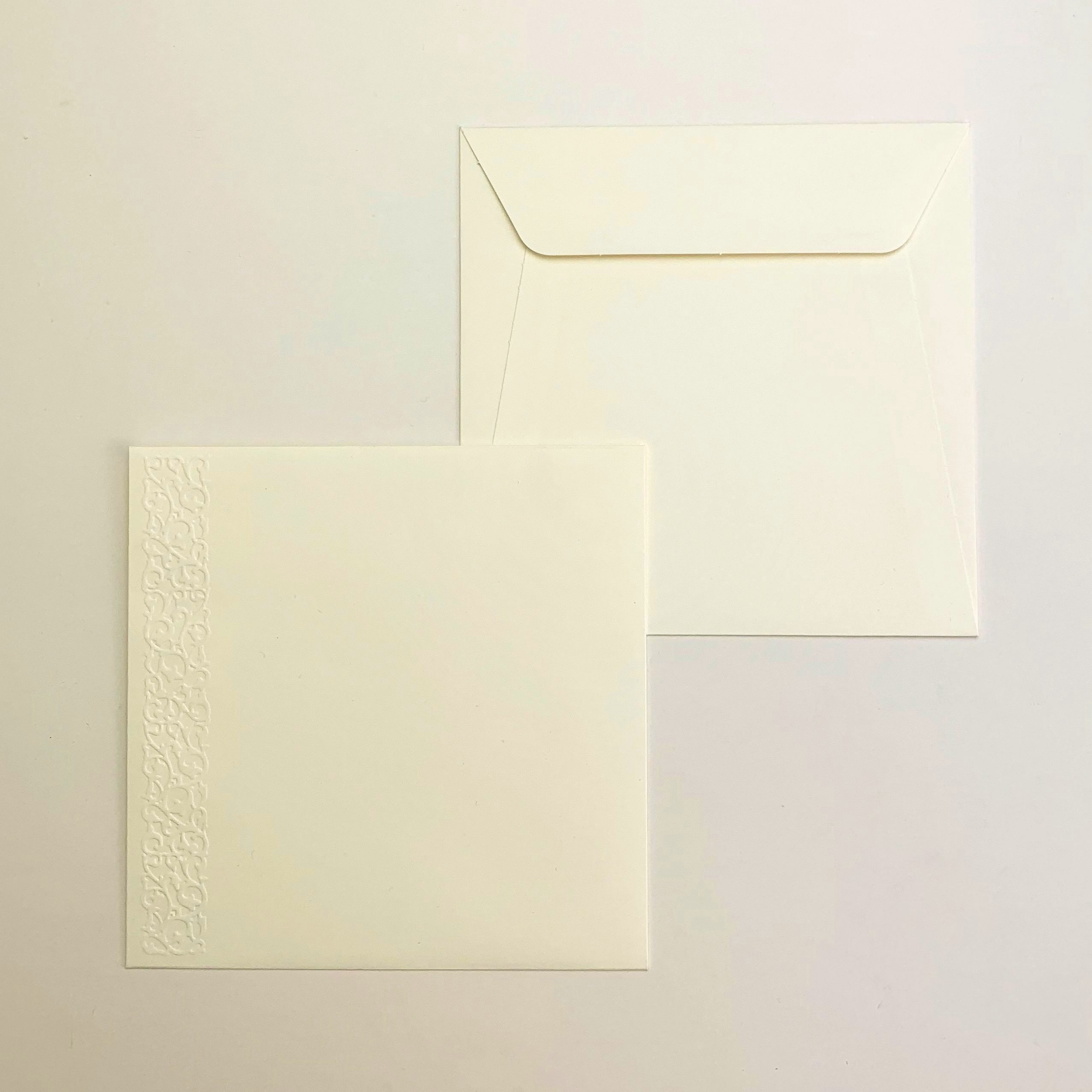 Obálka – z krémového, grafického papíru se slepotiskovou krajkou, formát: 141 × 141 mm
